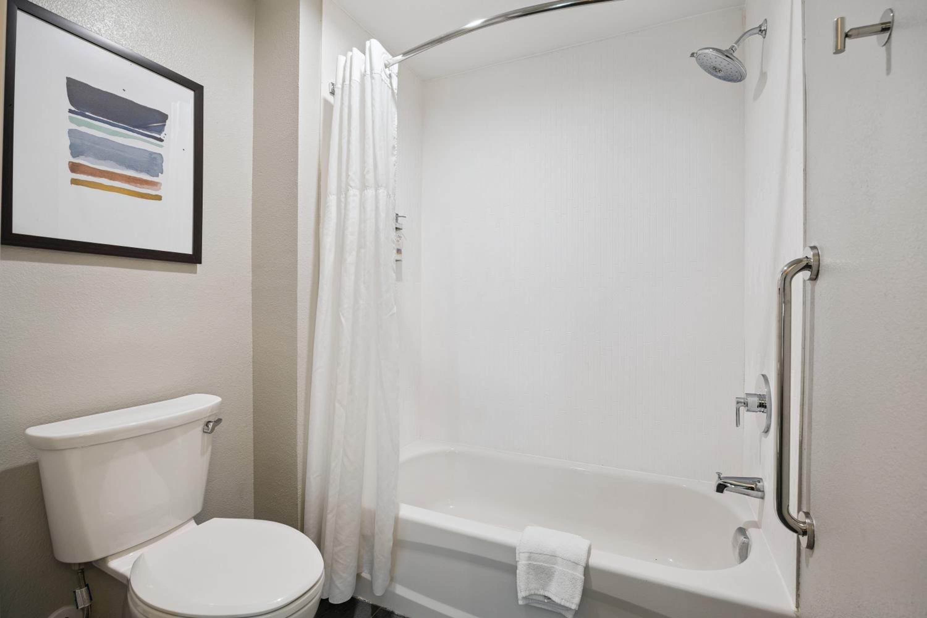 Studio Queen Suite with Tub - Non-Smoking - Photo 10