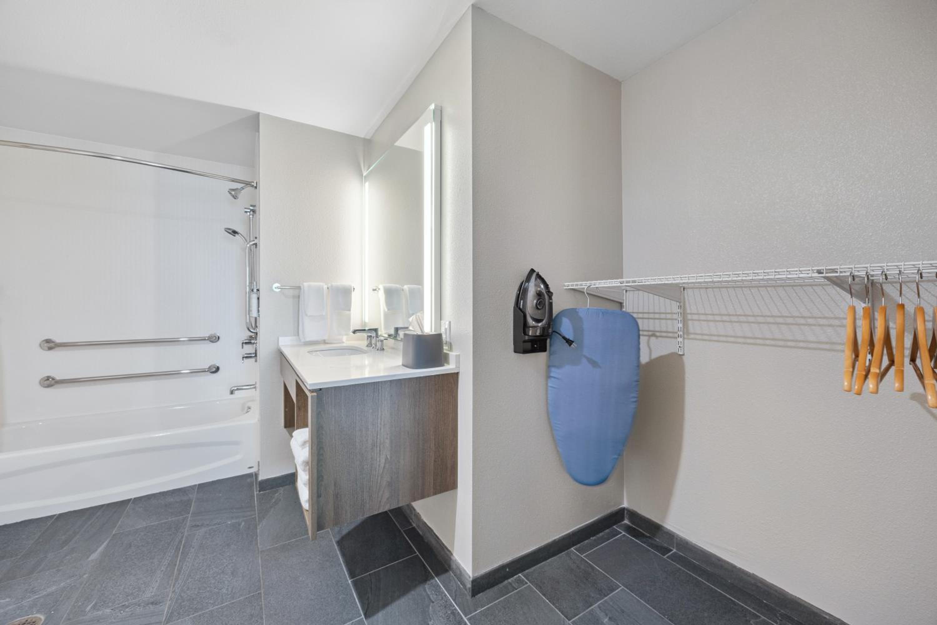 Suite - Photo 31