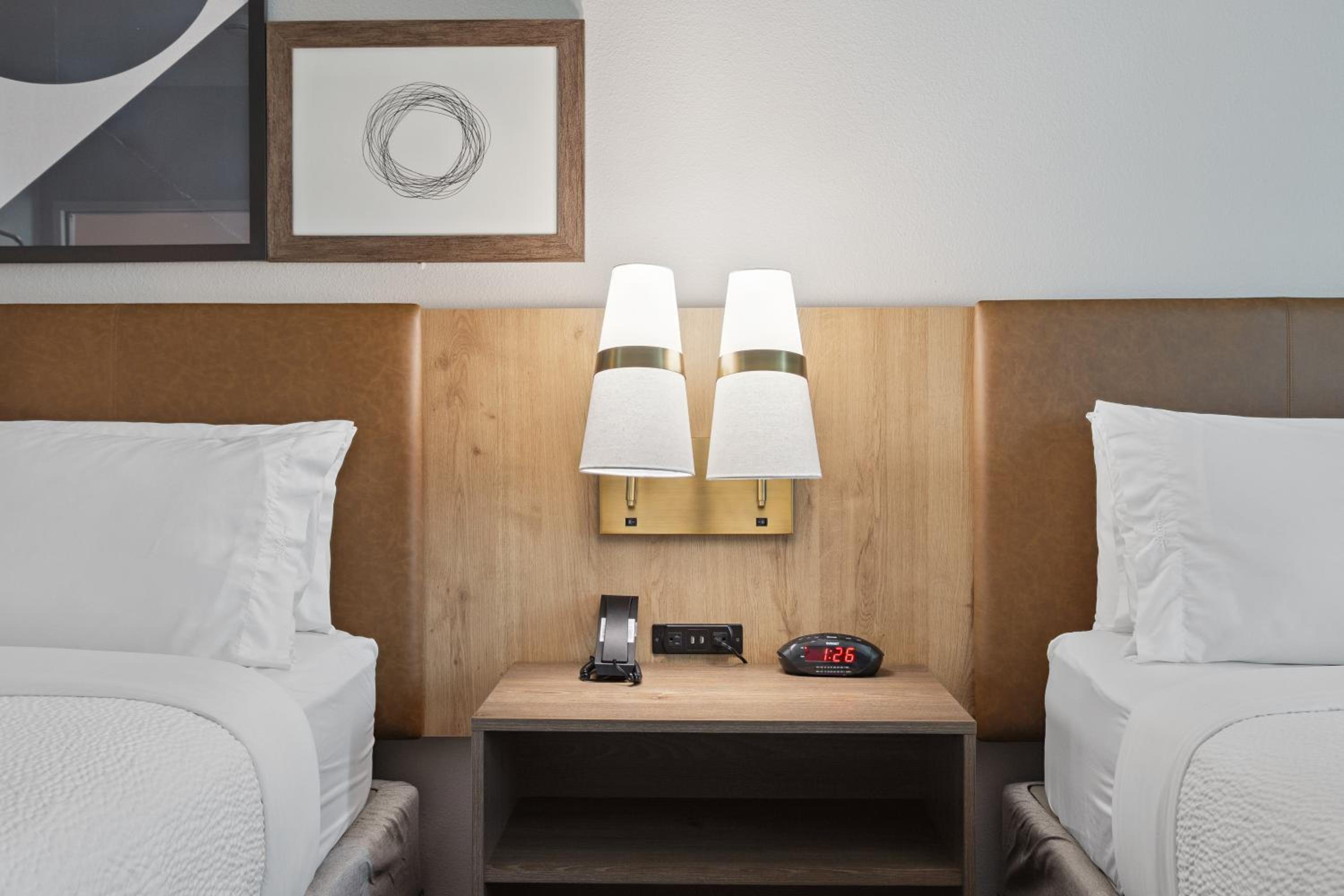 Suite - Photo 32