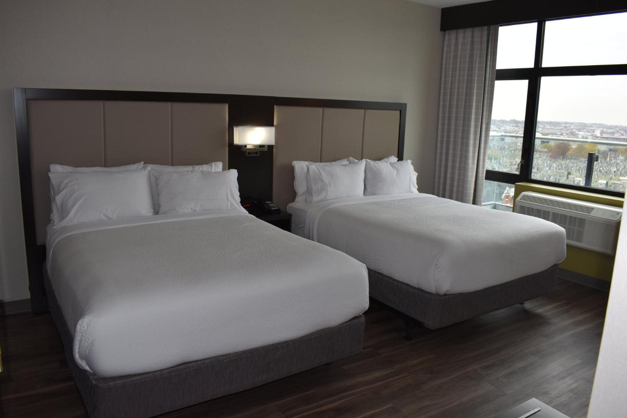 Standard Room with Two Queen Beds - Photo 7