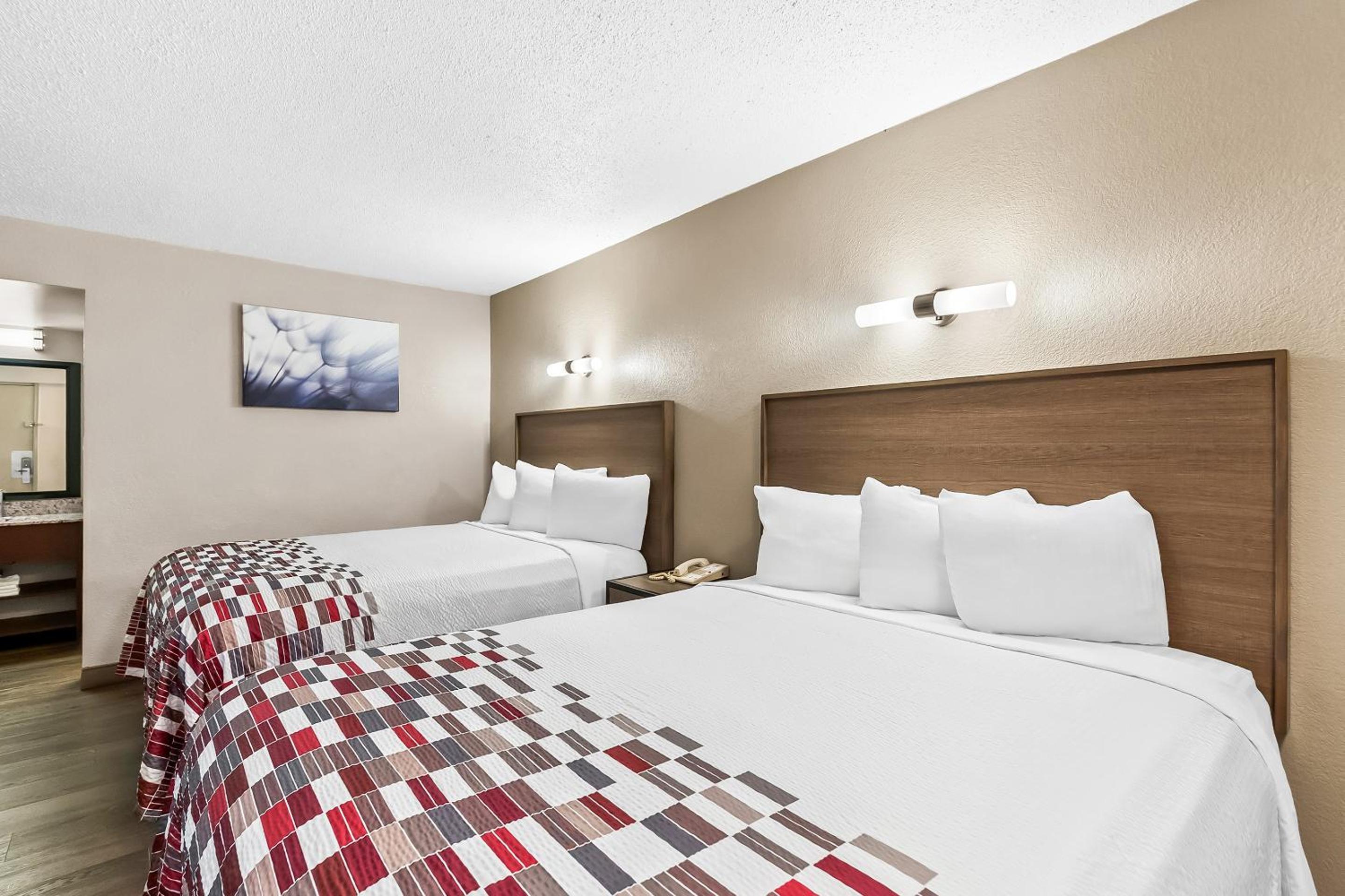 Standard Room with Two Queen Beds Non-Smoking photo 3