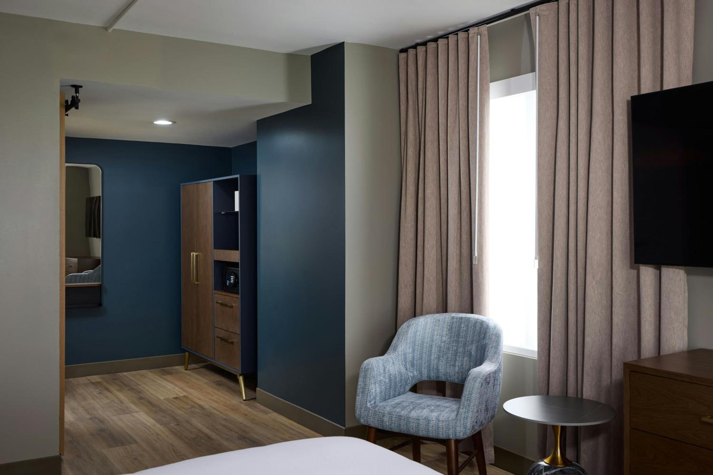 Deluxe King Room - Photo 3