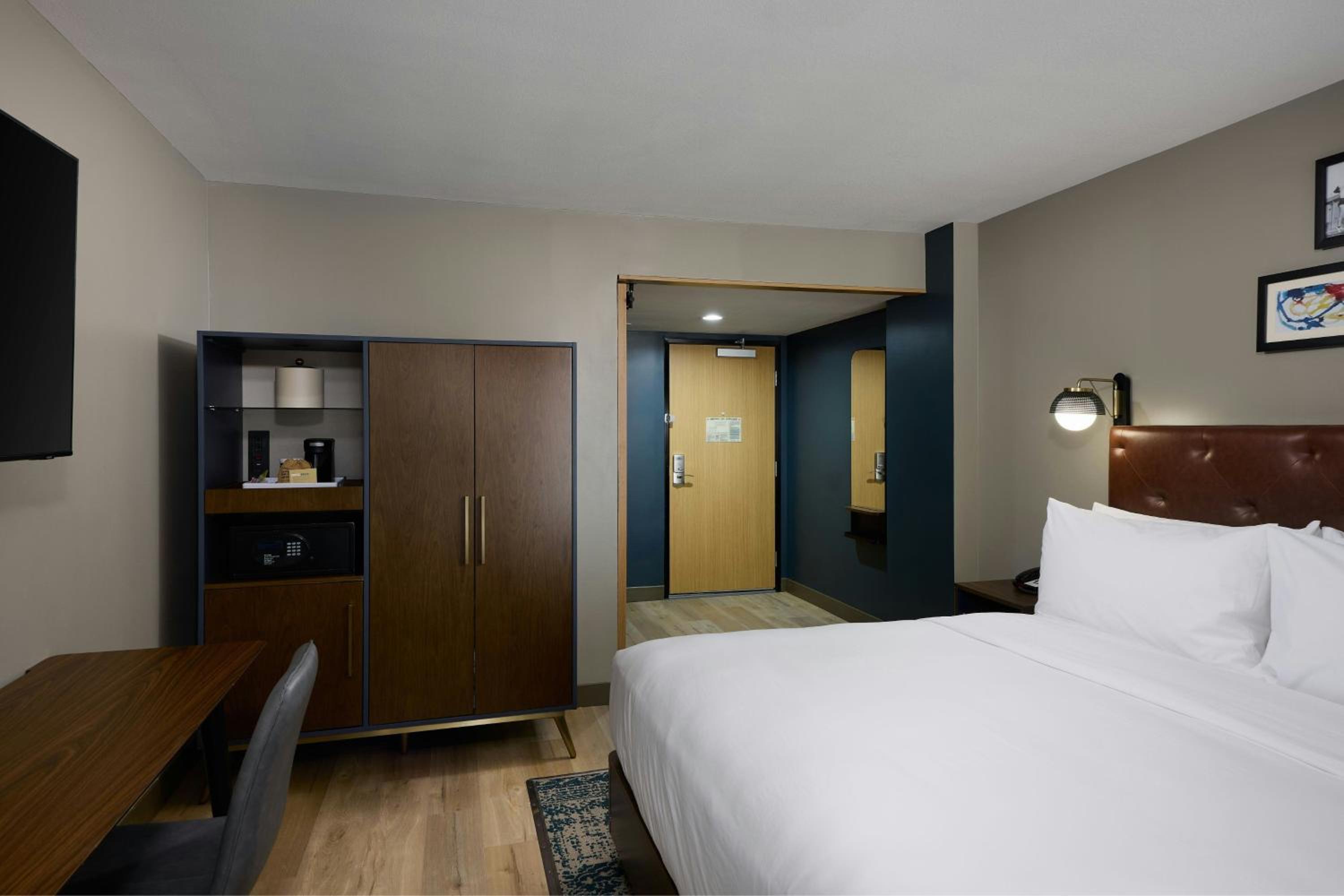 Larger King Room with Urban View - Photo 2