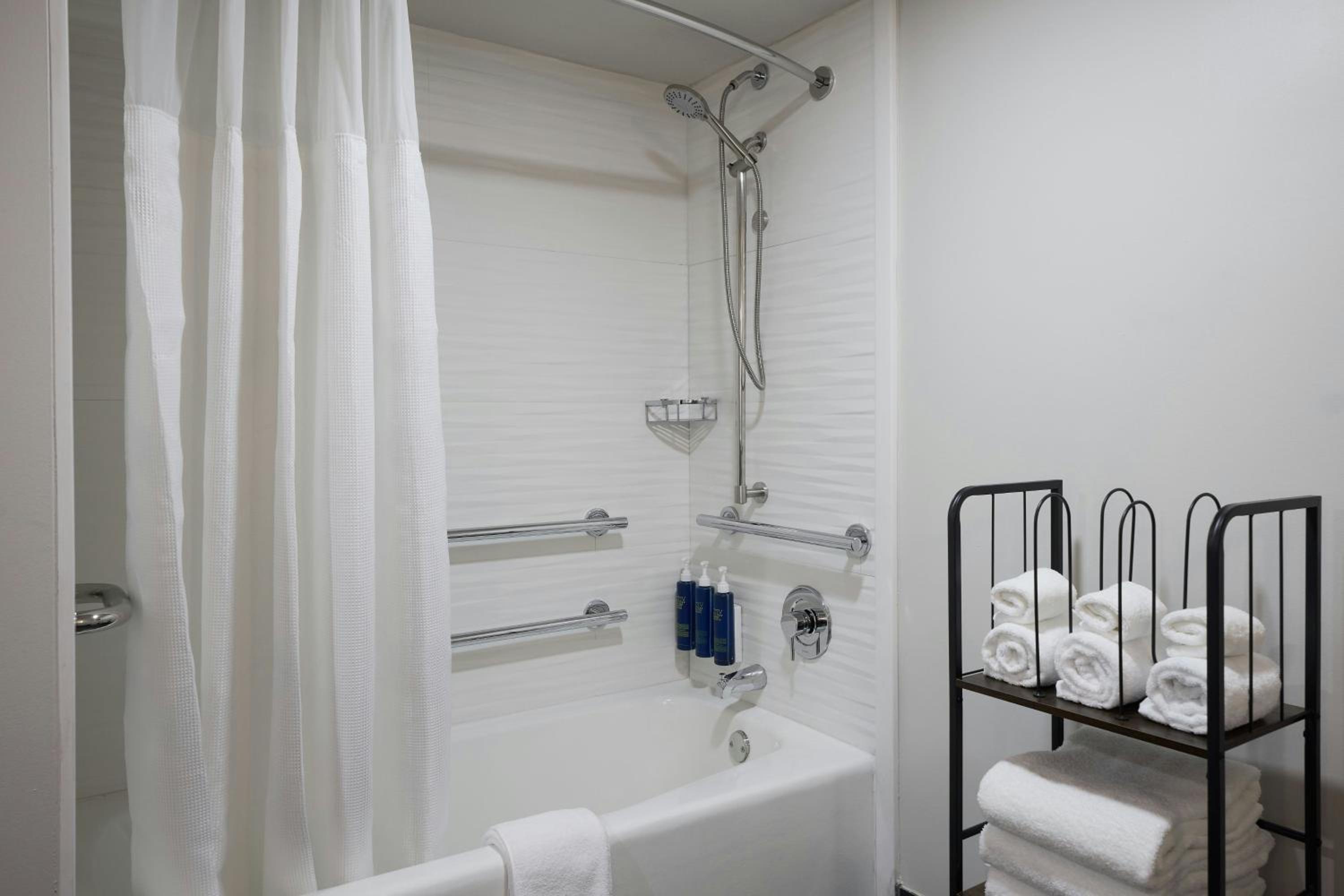 Standard Queen Room with Two Queen Beds - Photo 3