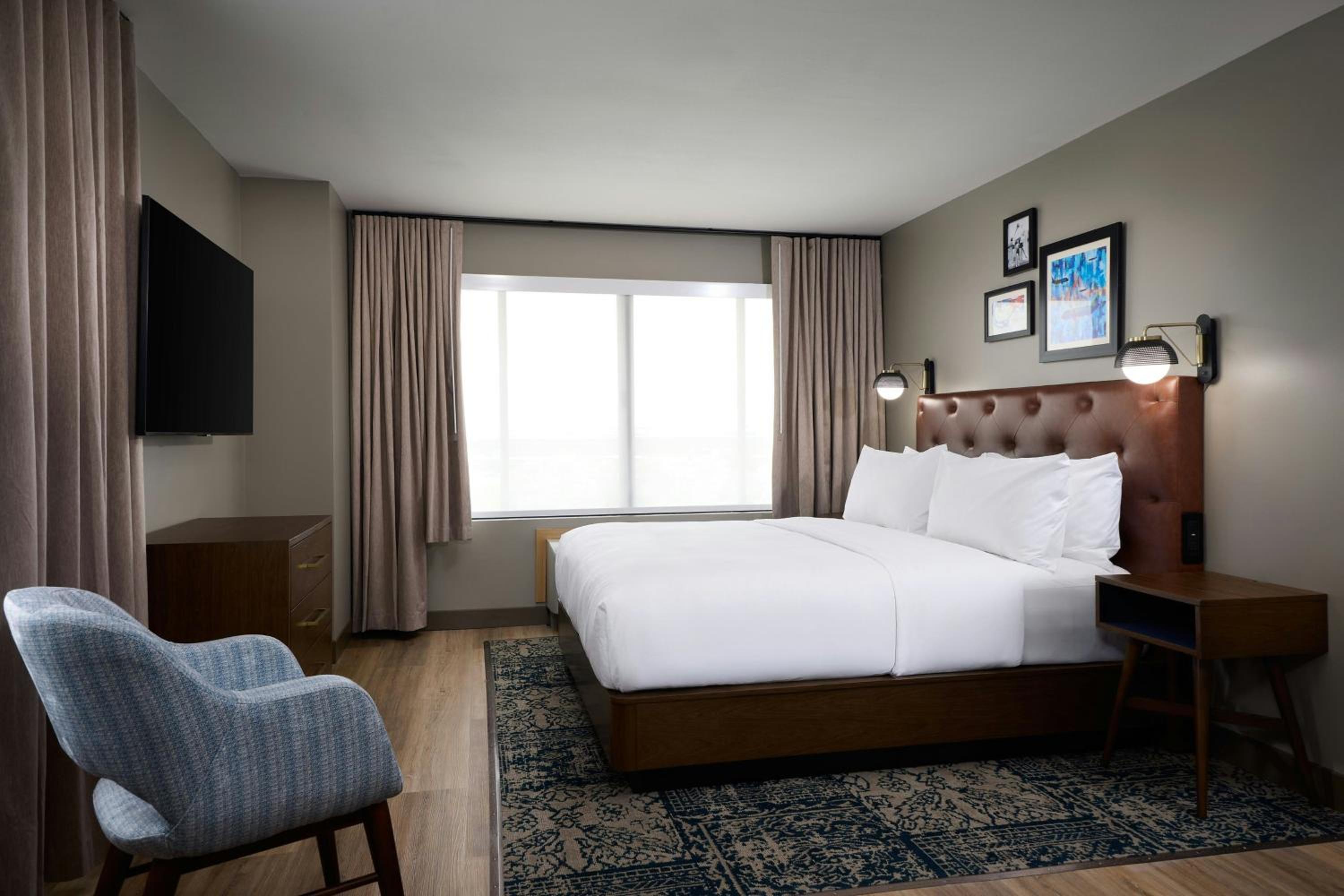 One-Bedroom King Suite with Sofa Bed - Photo 3