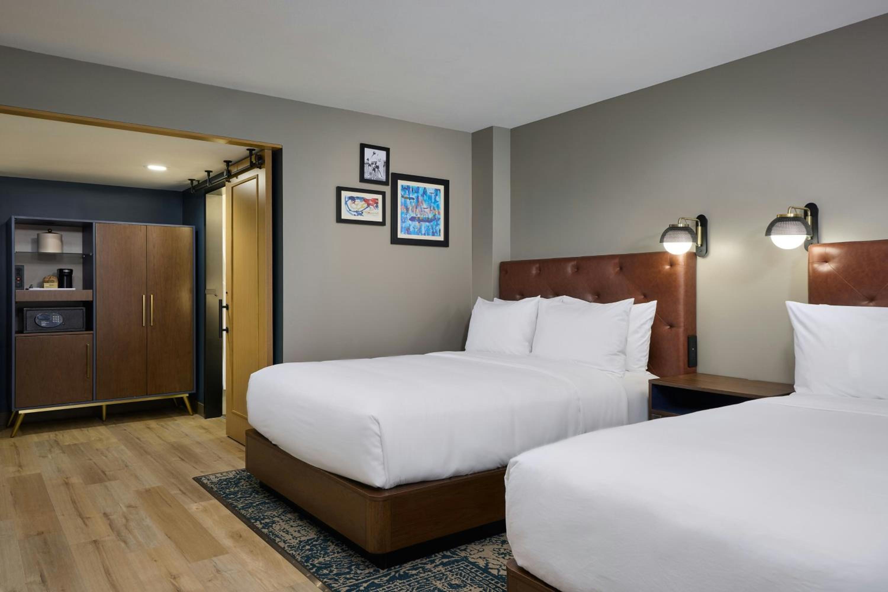 Standard Queen Room with Two Queen Beds - Photo 6