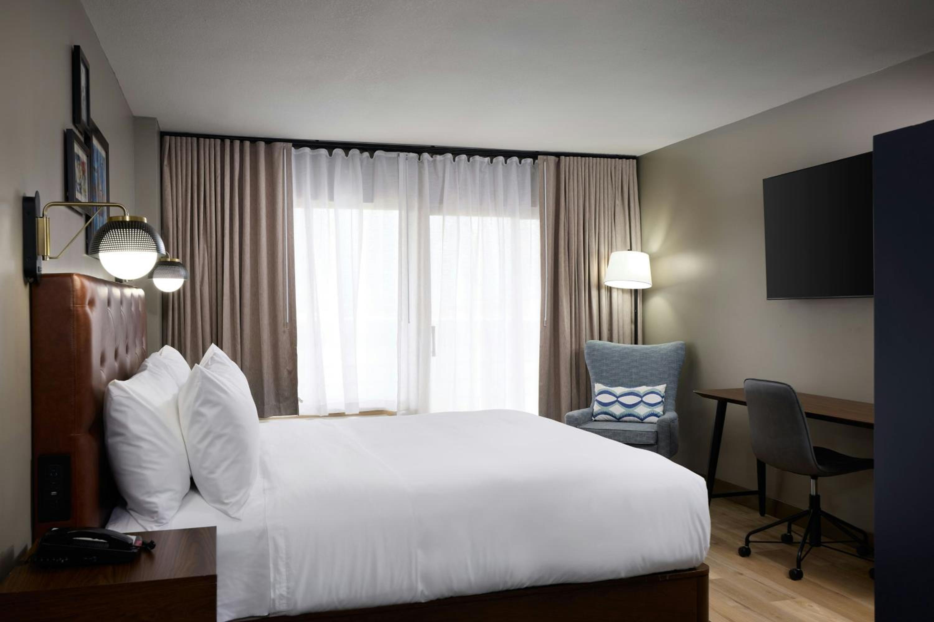Larger King Room with Urban View - Photo 7