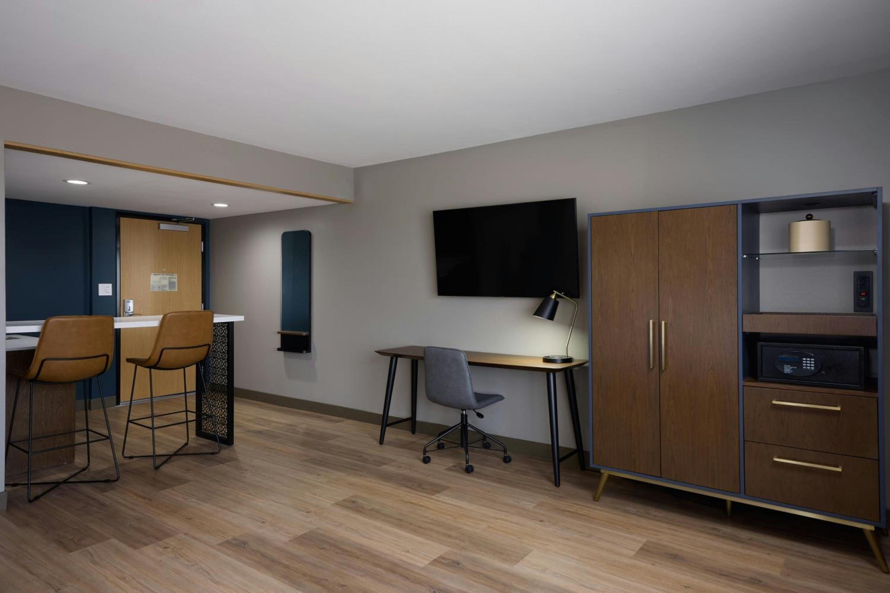 Deluxe King Room - Photo 5