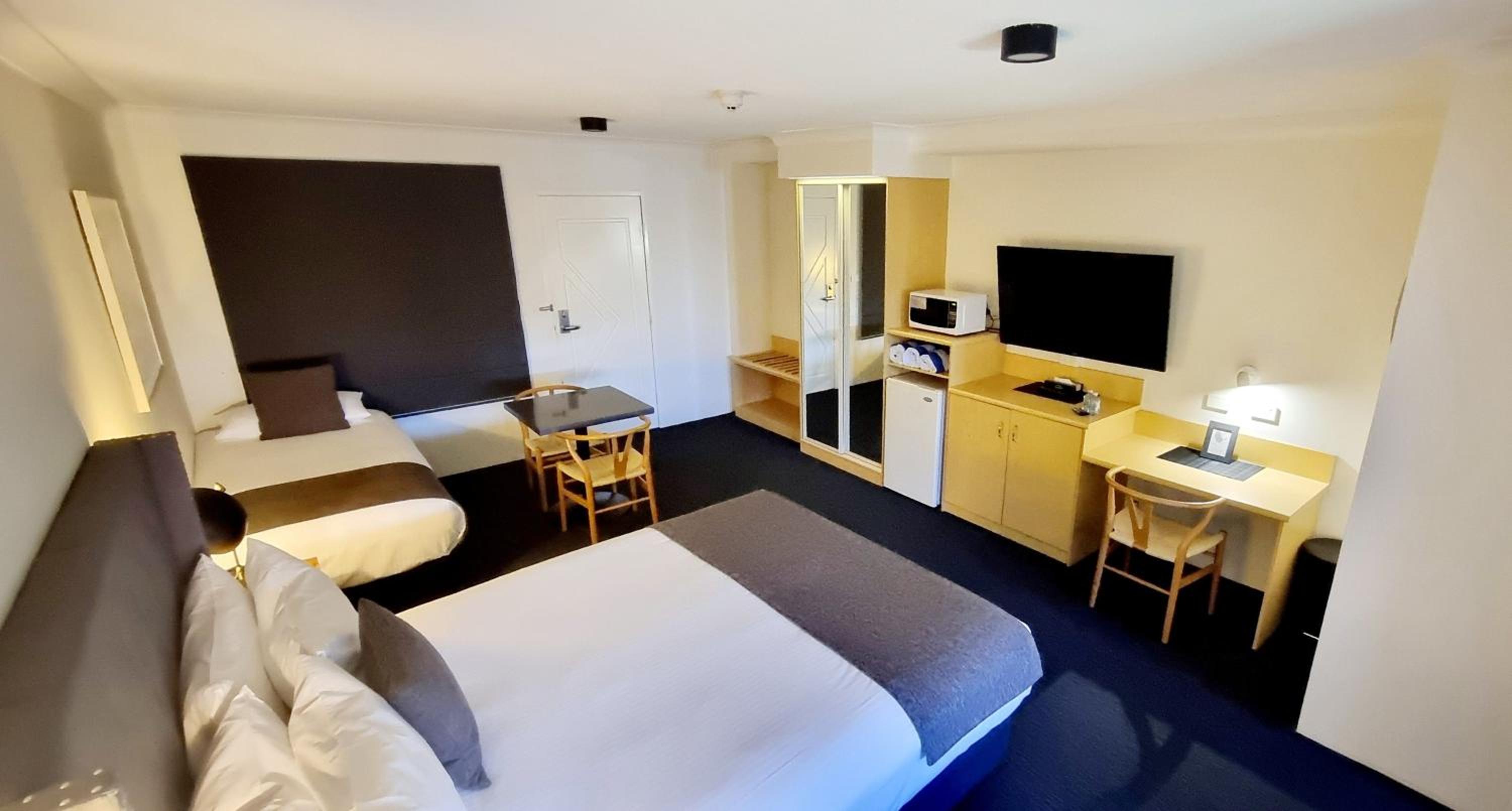 Economy Twin Room photo 2