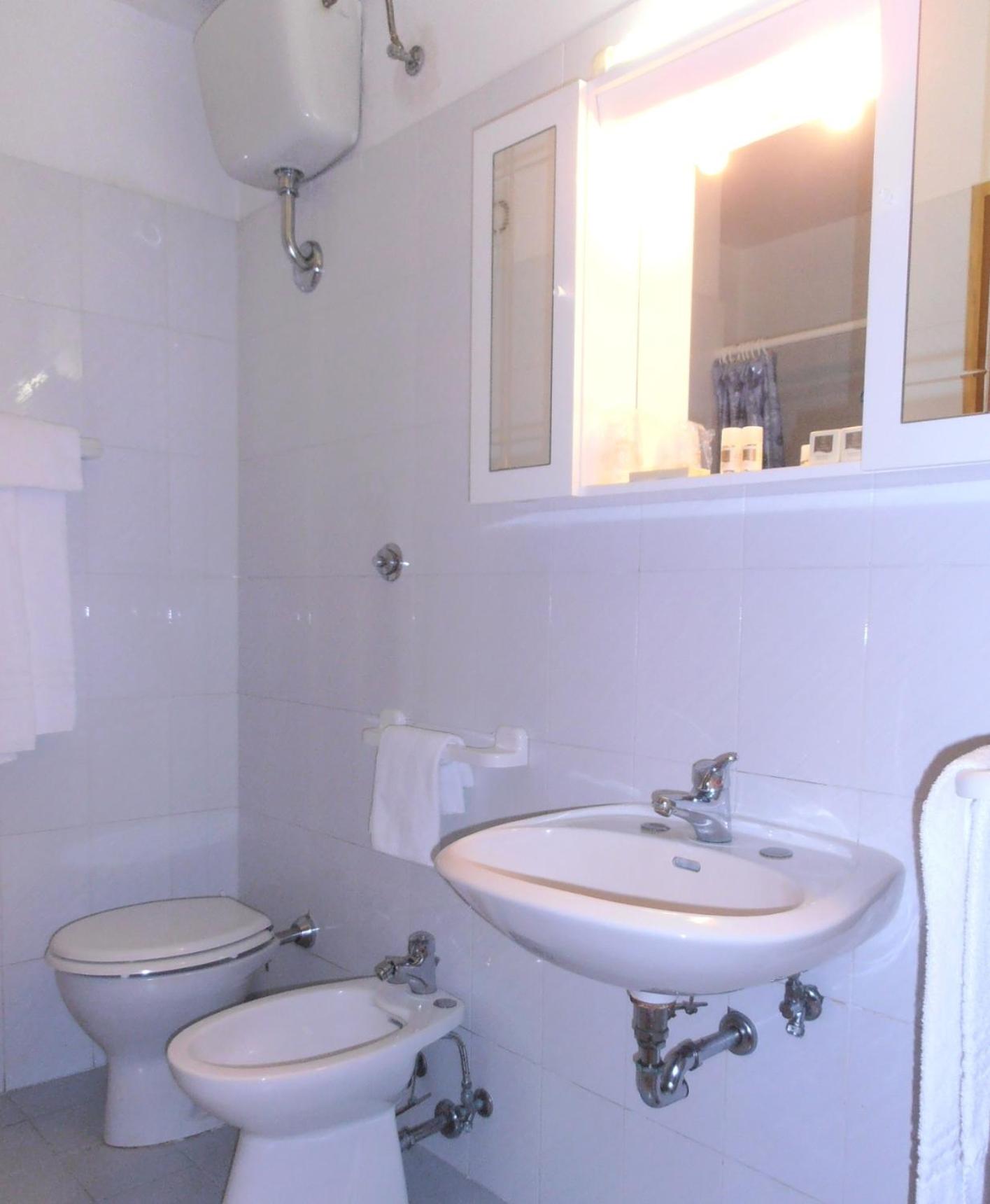Standard Double or Twin Room - Photo 12