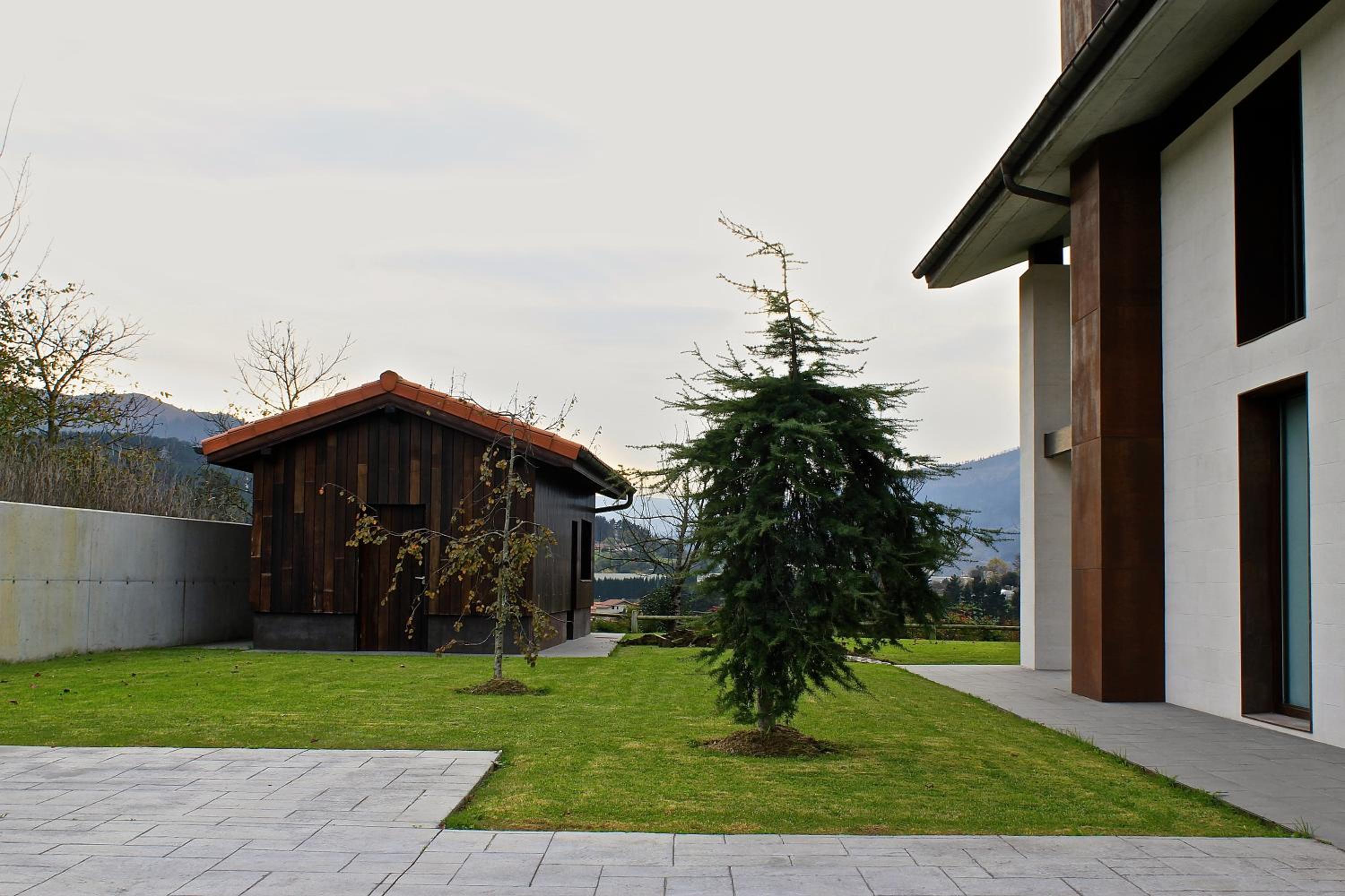 Eight-Bedroom House photo 2