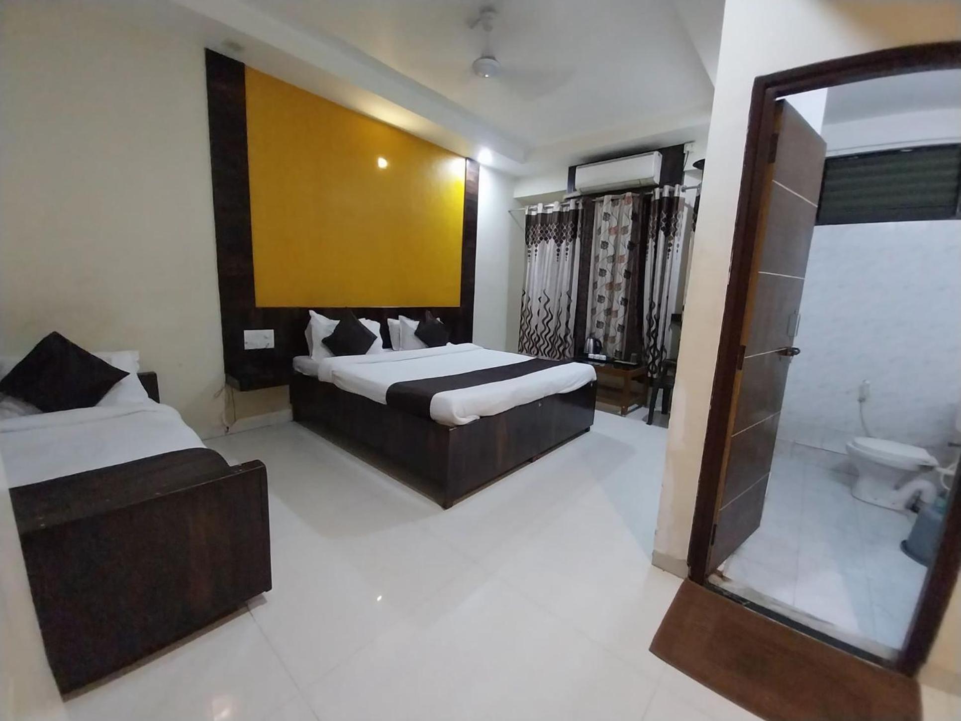 Economy Triple Room photo 3