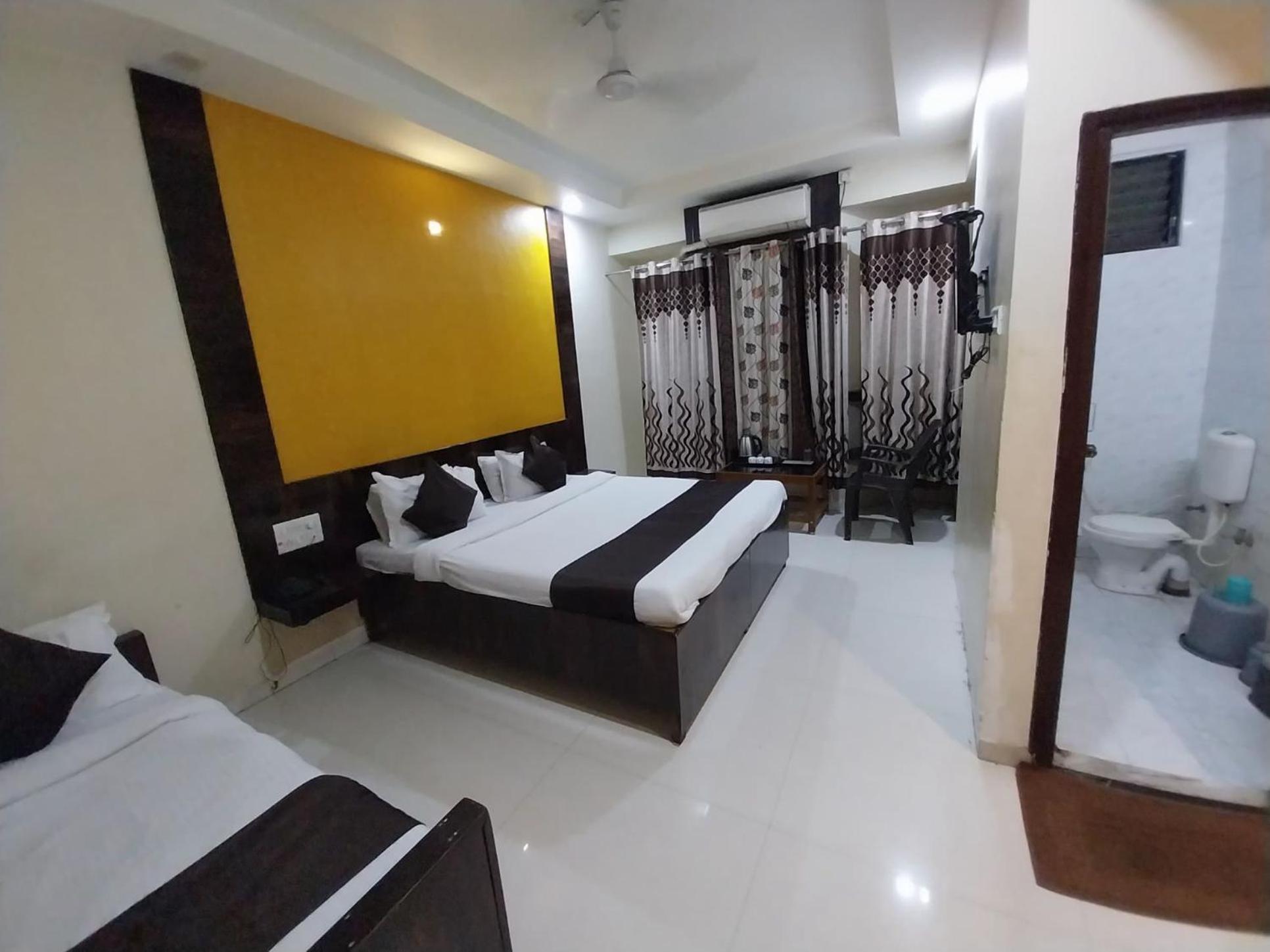 Economy Triple Room photo 2