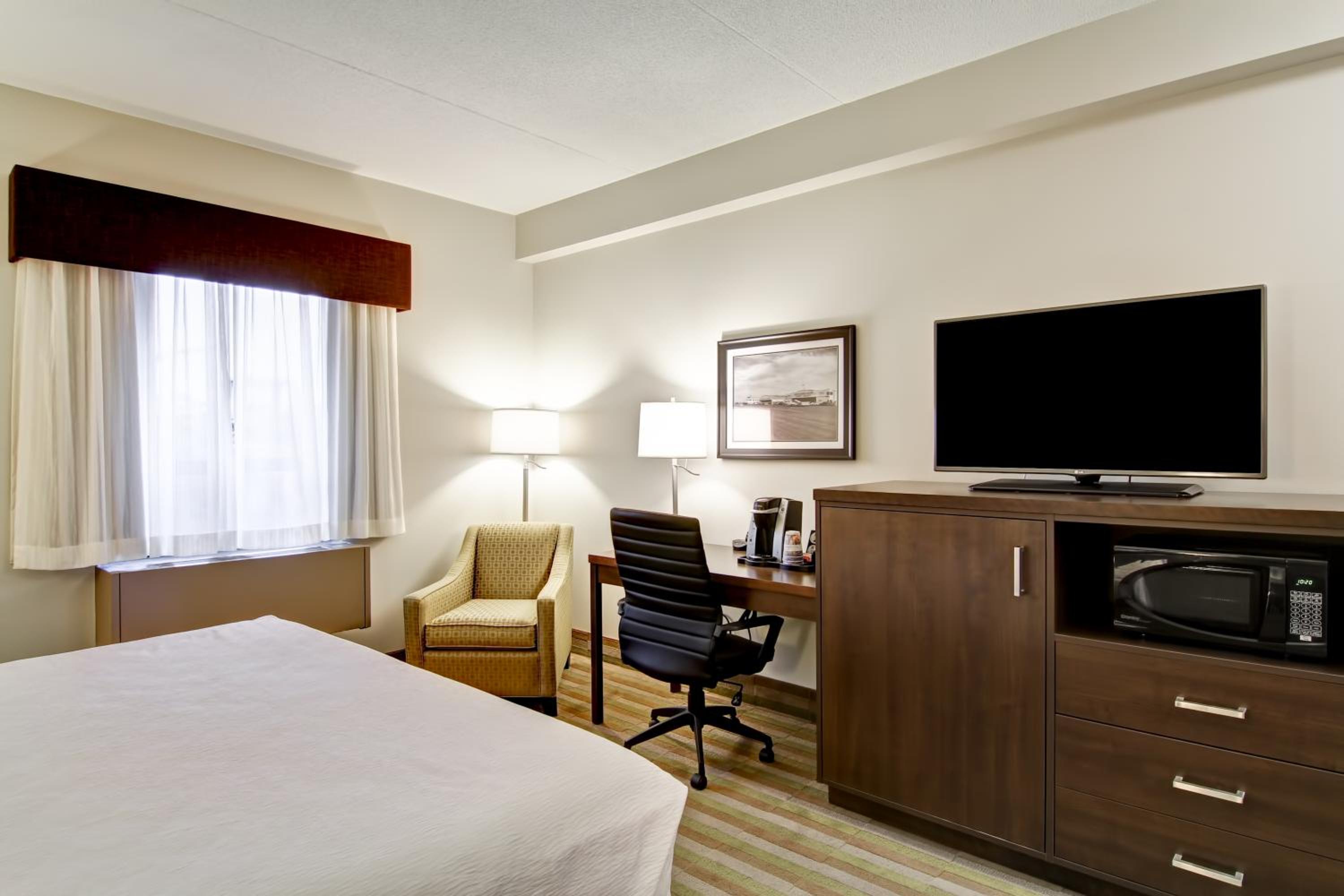 King Room with Balcony - Non-Smoking