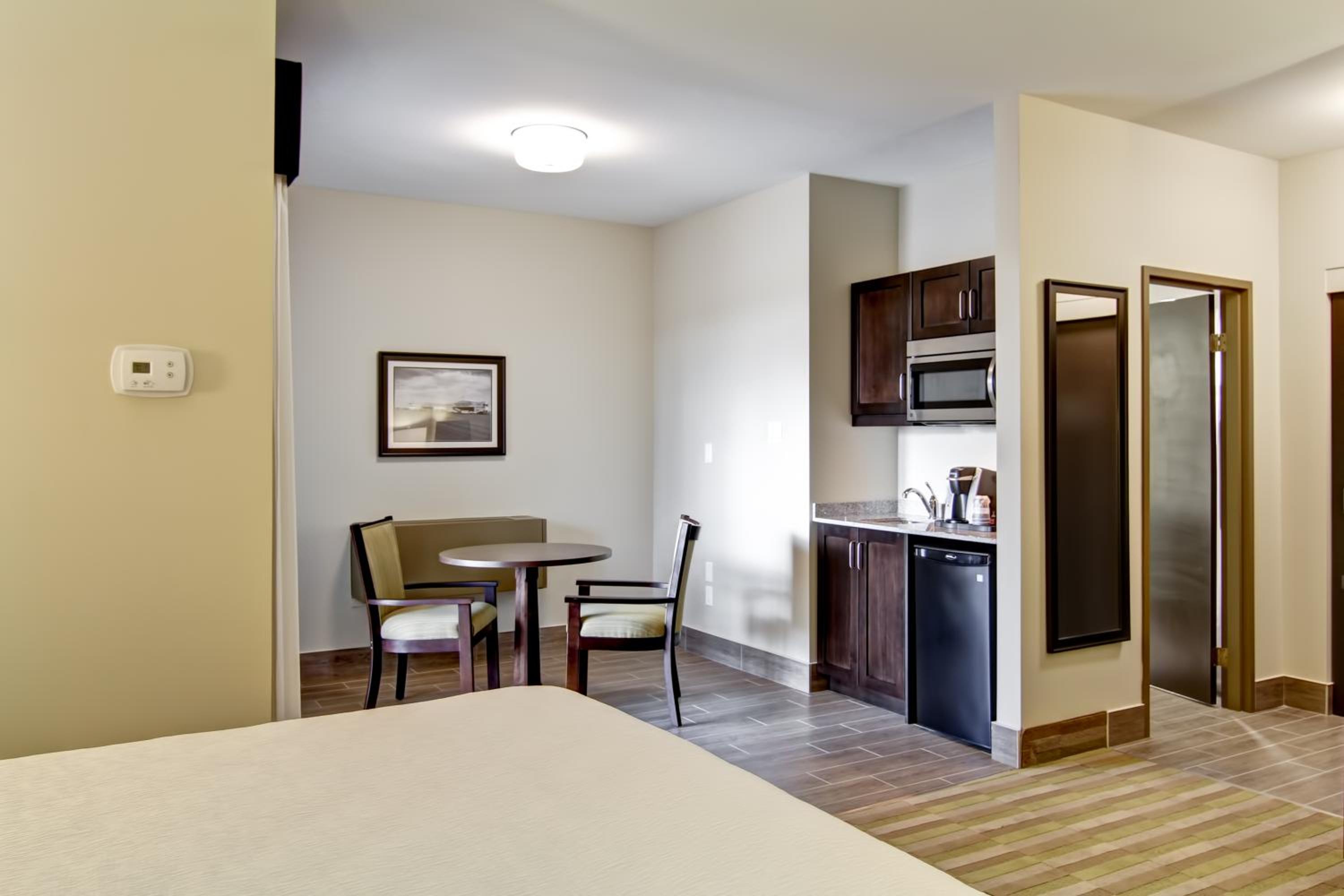 King Room with Balcony thumbnail 6