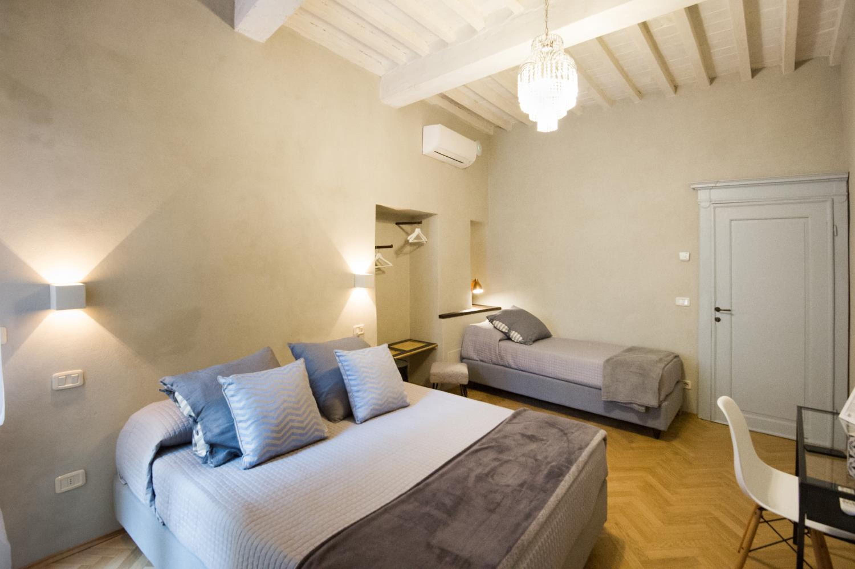 Triple Room with Balcony - Photo 8