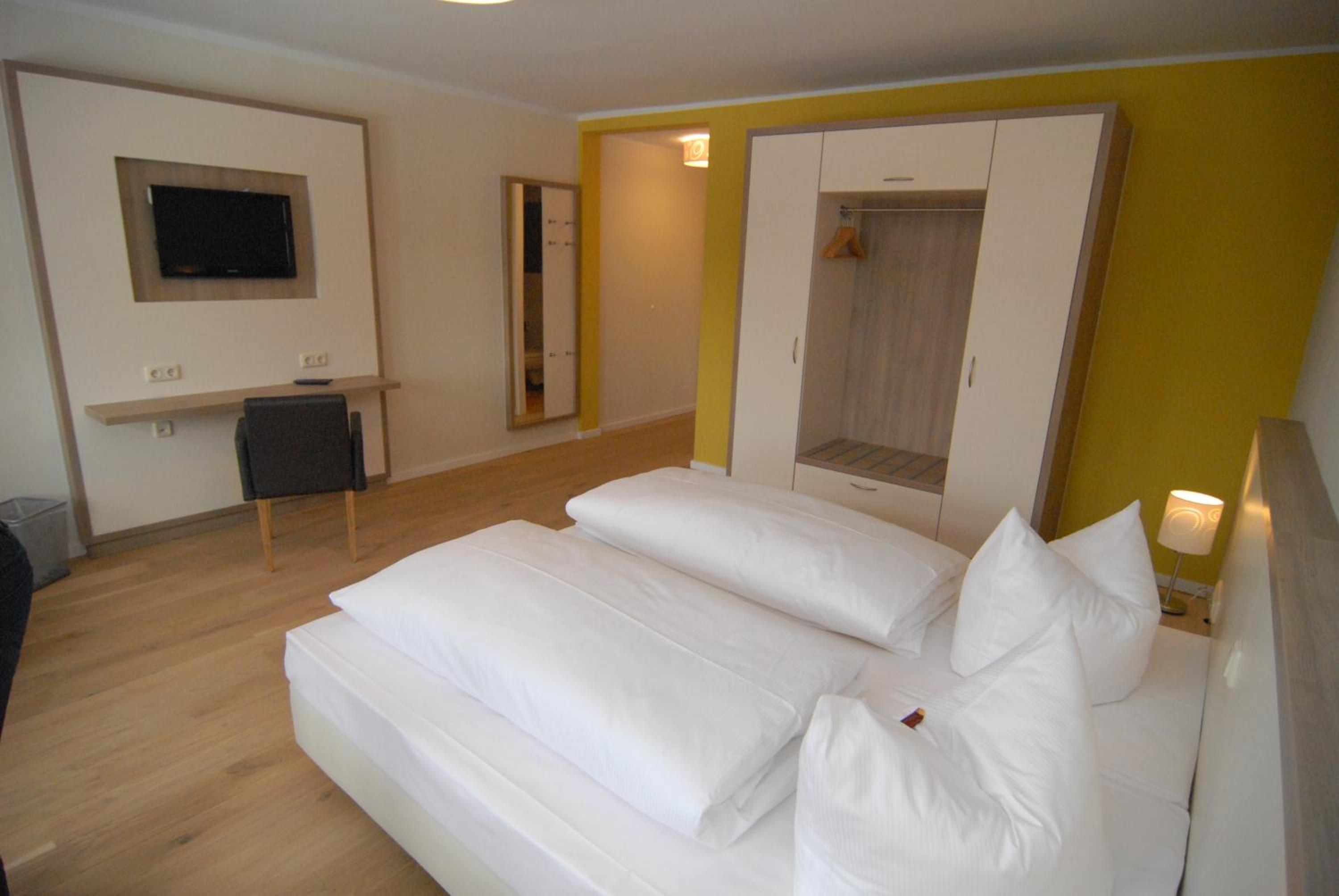 Double or Twin Room - Photo 3