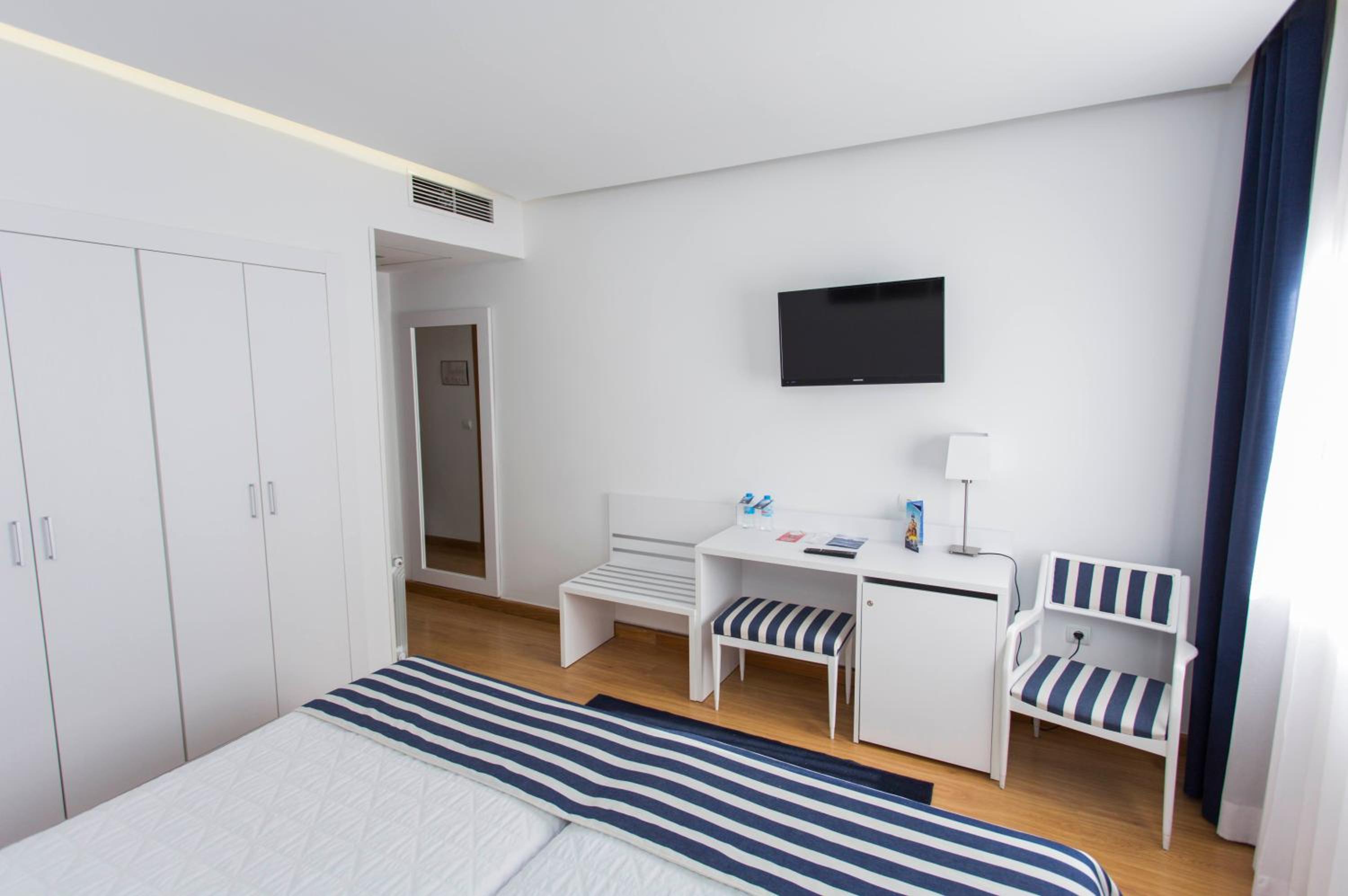Superior Double or Twin Room thumbnail 6