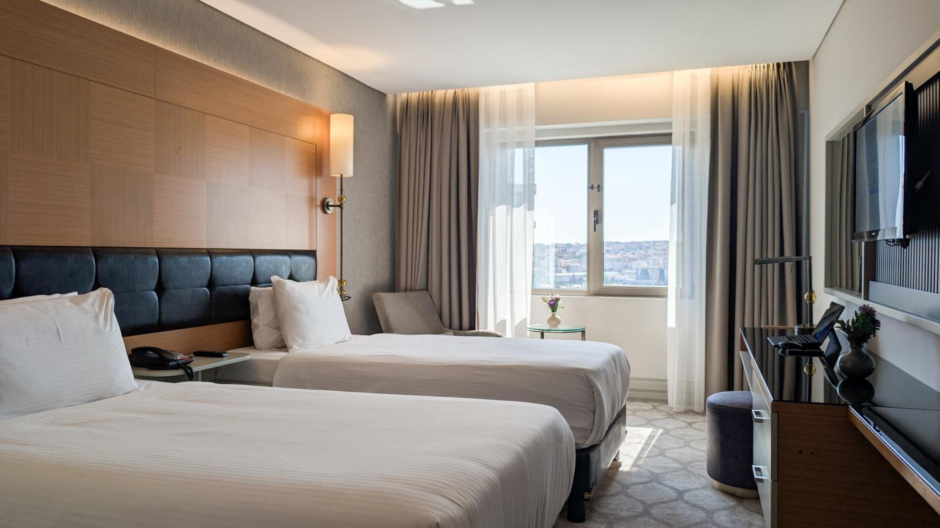 Standard Twin Room thumbnail 5