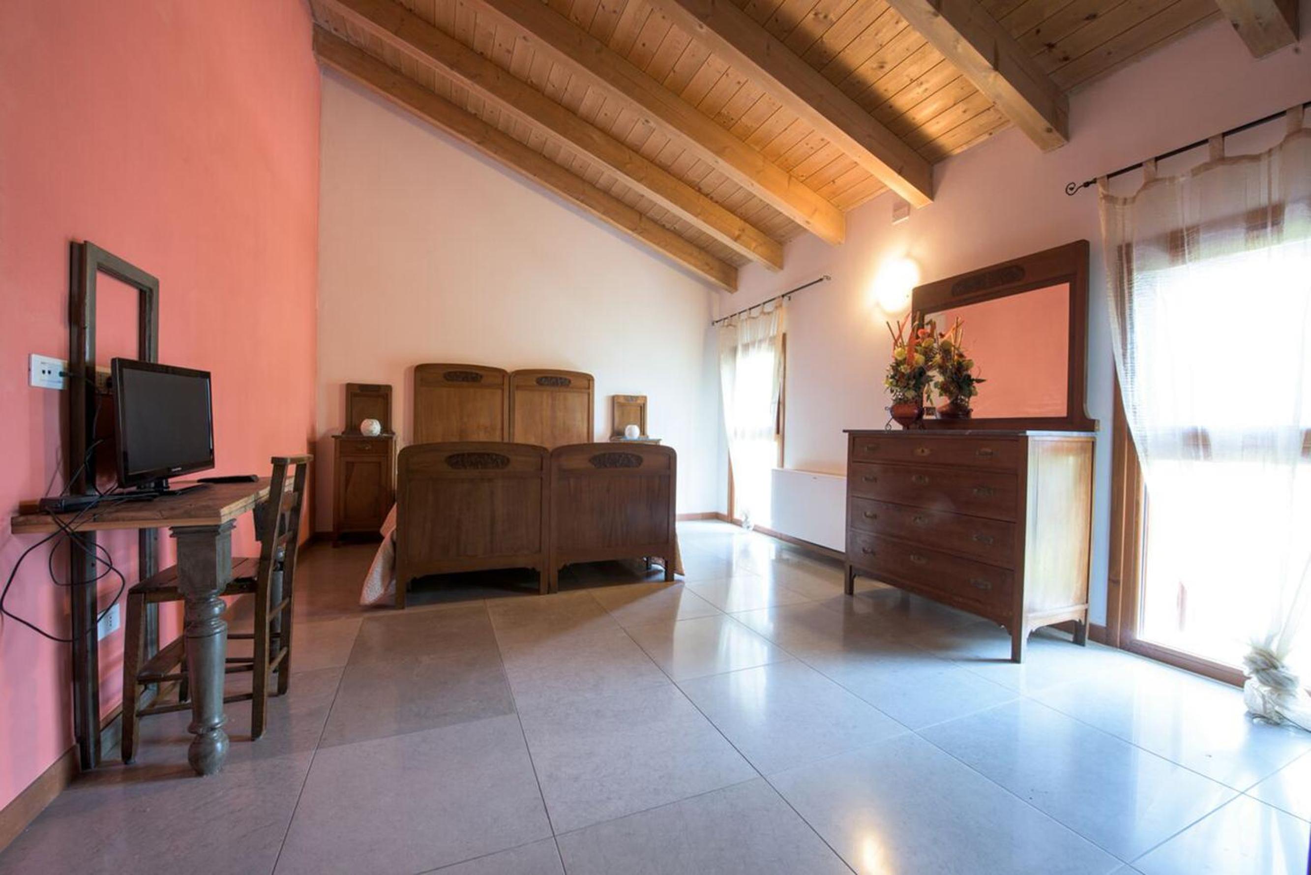 Double Room with Private Bathroom - Photo 3