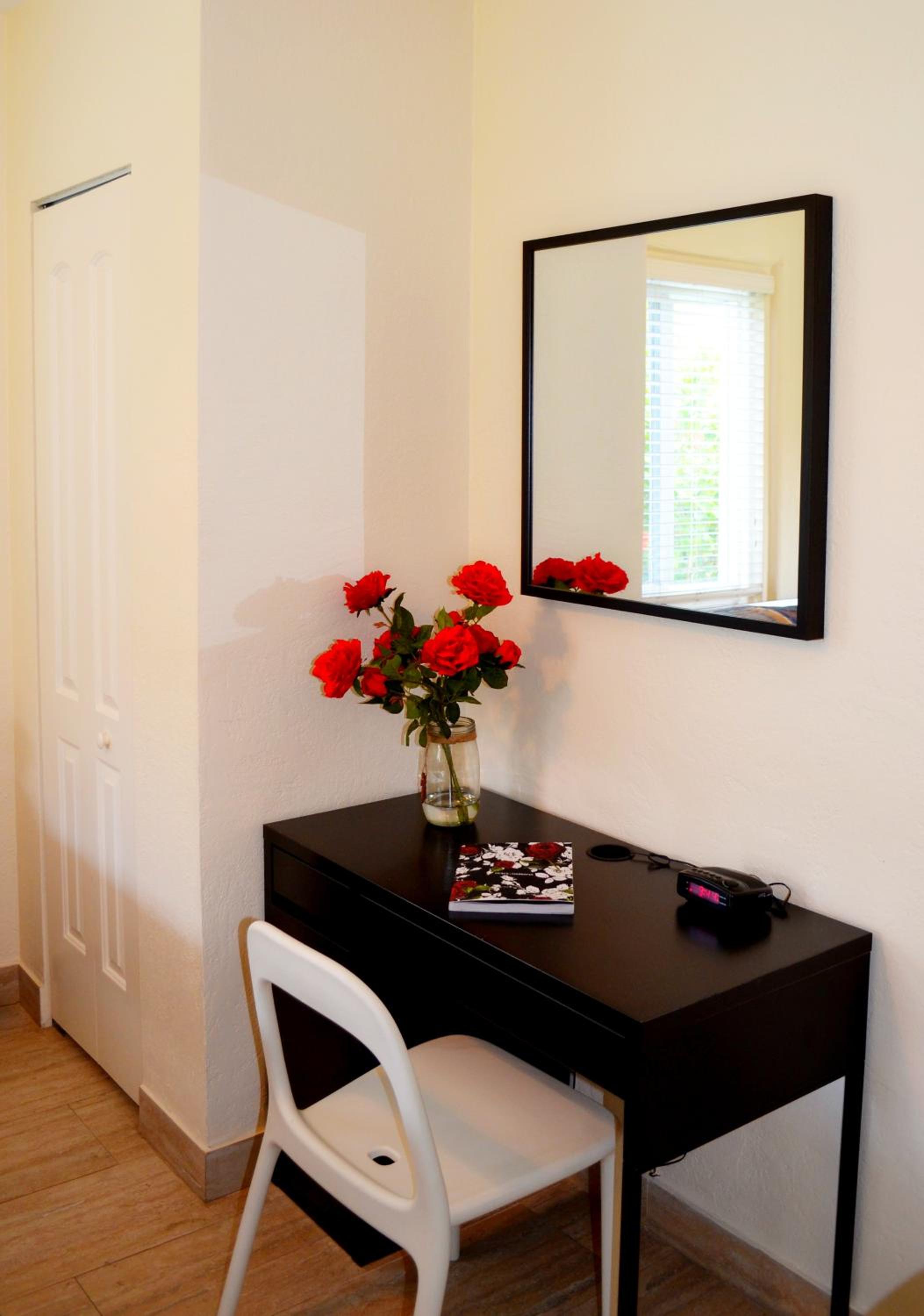 Small Studio - Photo 10