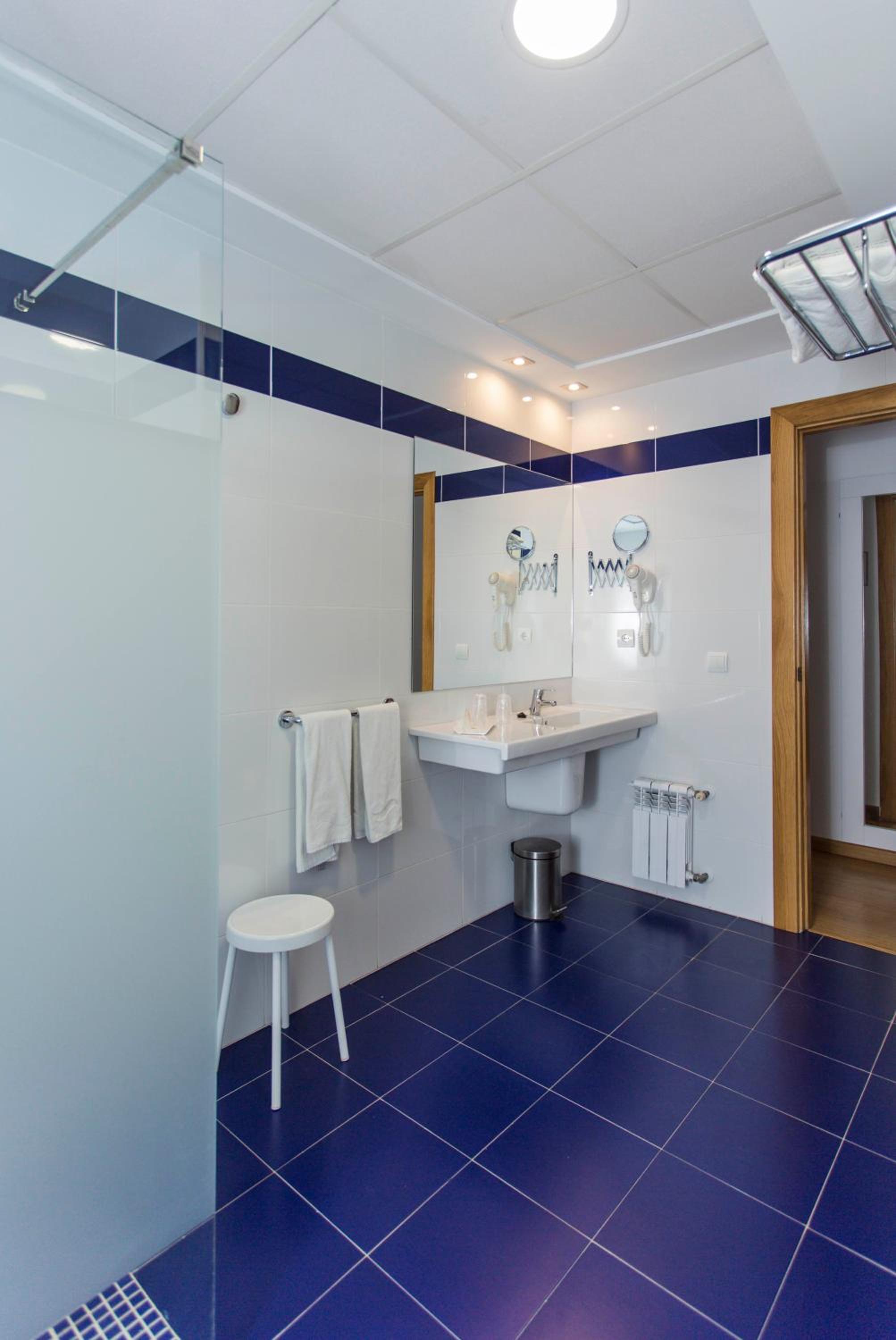 Superior Double or Twin Room (3 adults) thumbnail 6