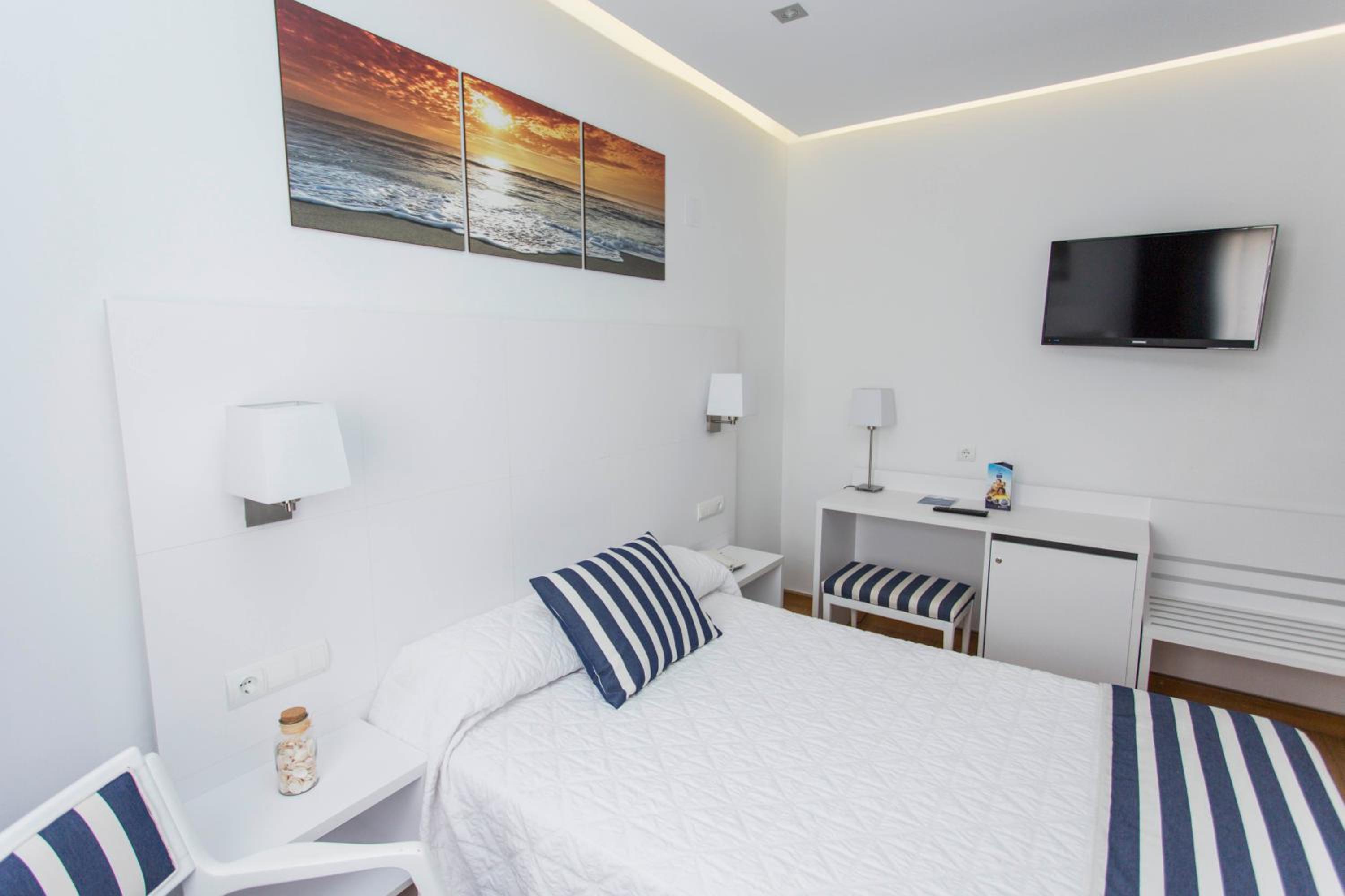 Single Room thumbnail 6