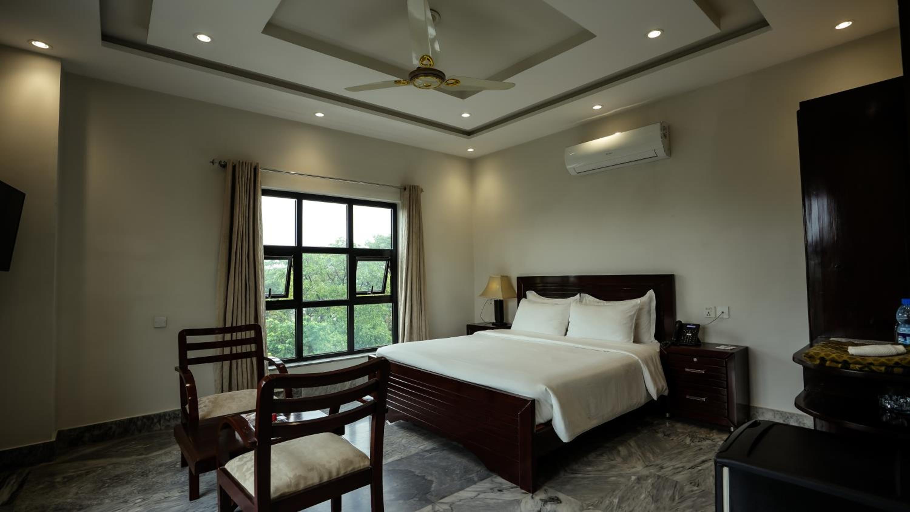 Deluxe Double Room (2 Adults + 1 Child) photo 1