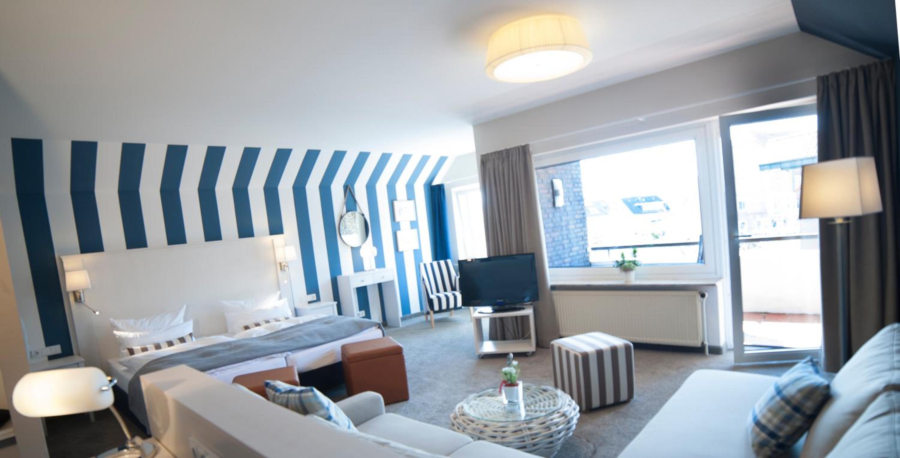 Deluxe Double Room with Balcony - Photo 3