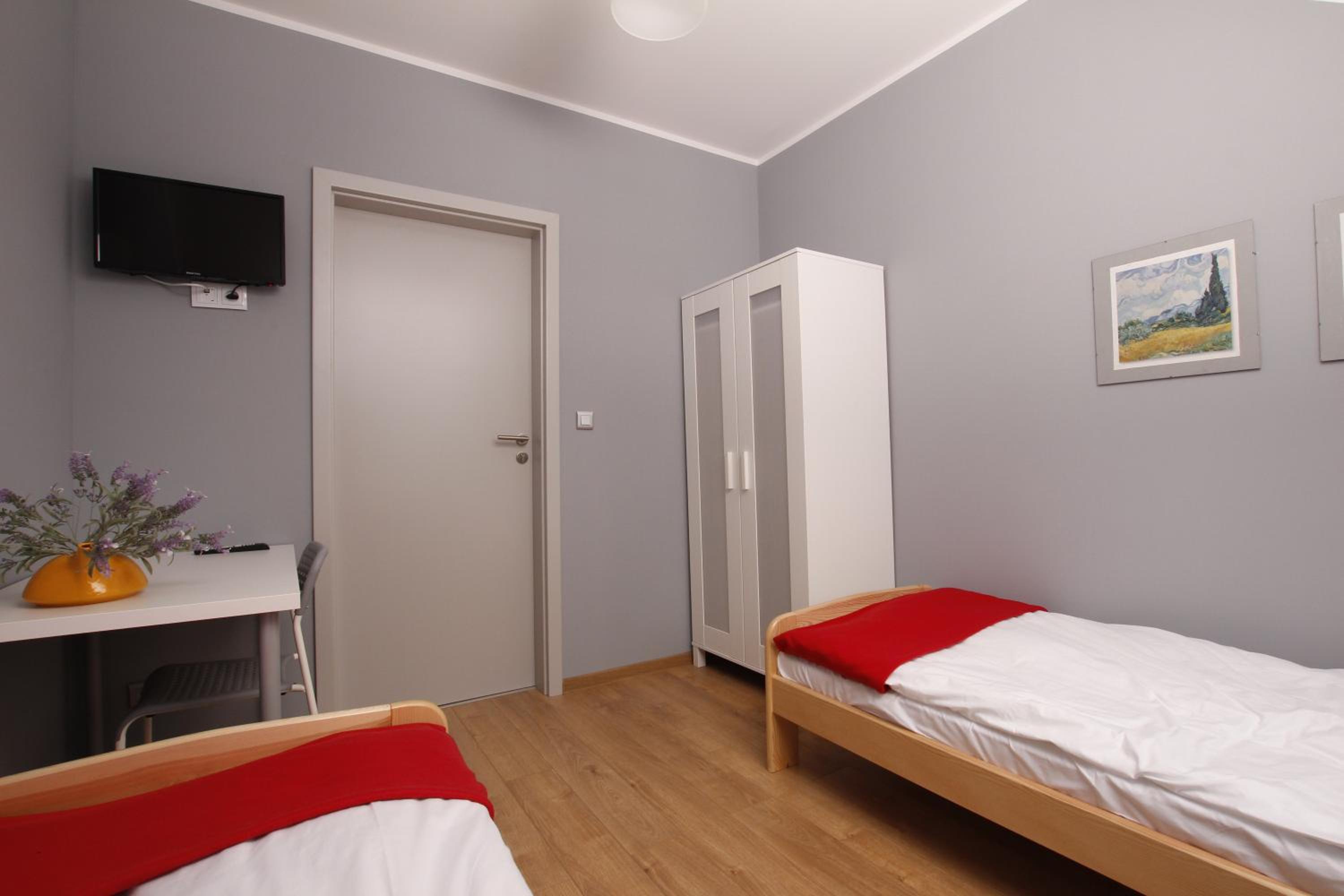 Twin Room with Private Bathroom - Photo 2