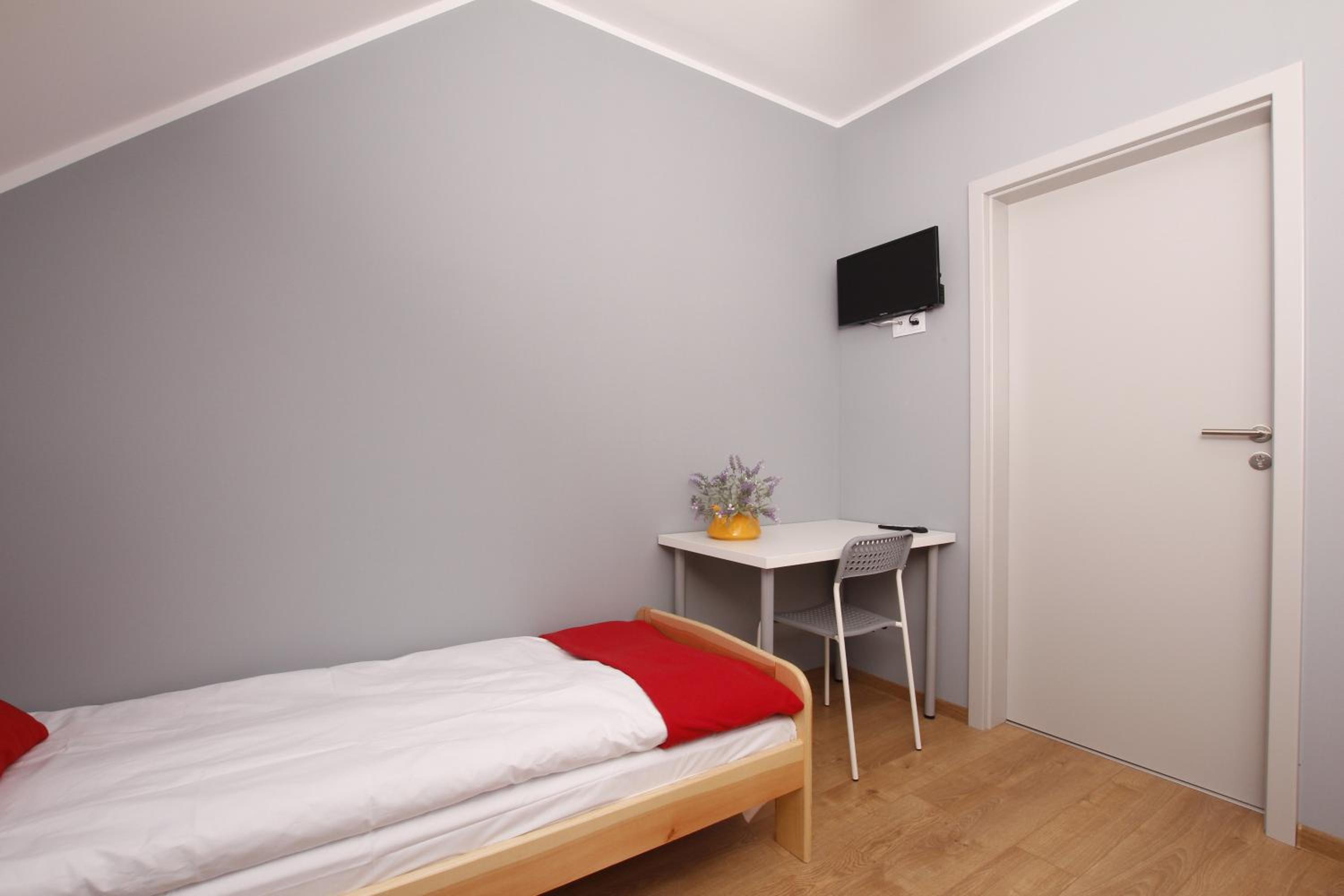 Twin Room with Private Bathroom - Photo 4