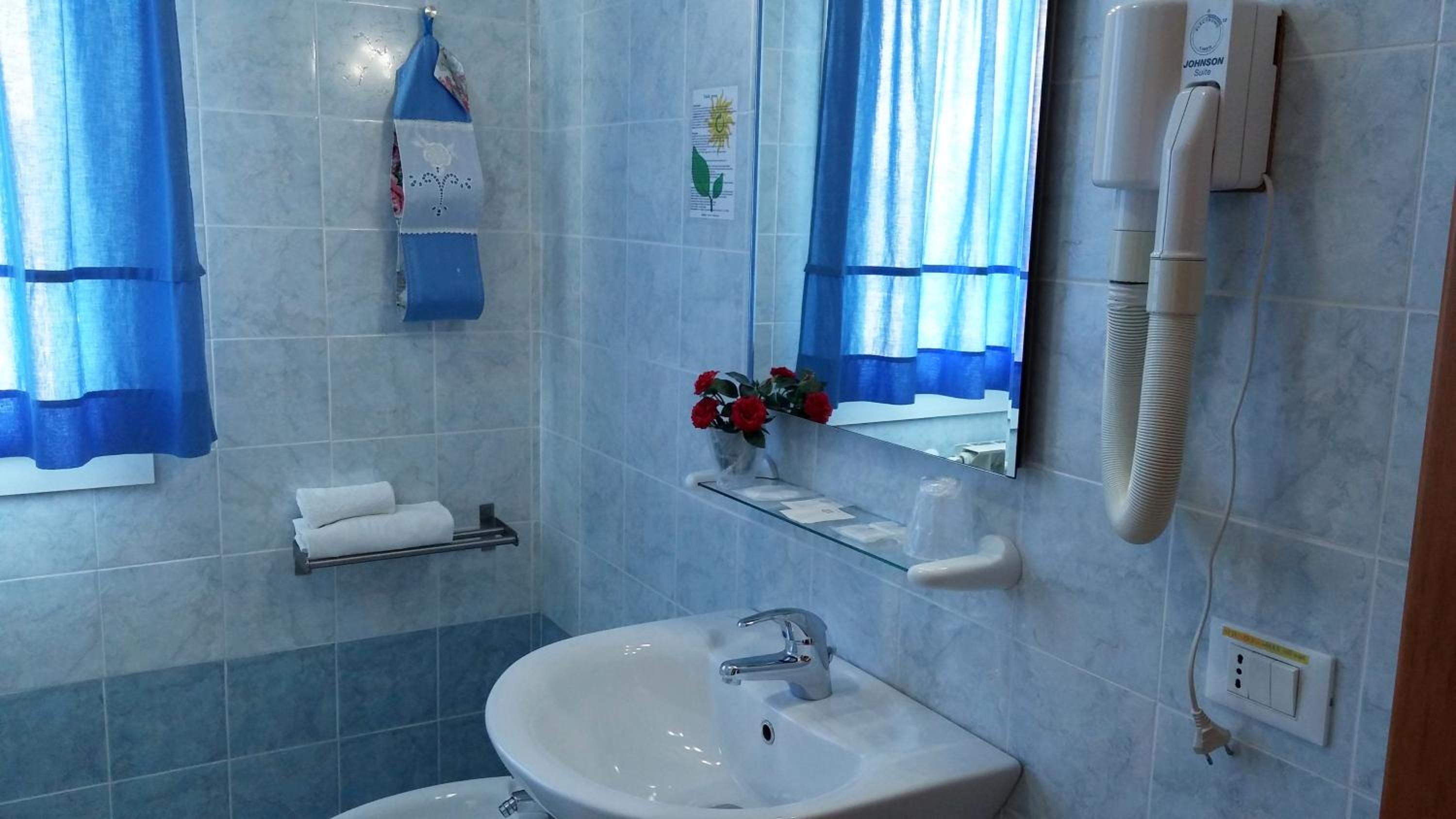 Double or Twin Room - Photo 16