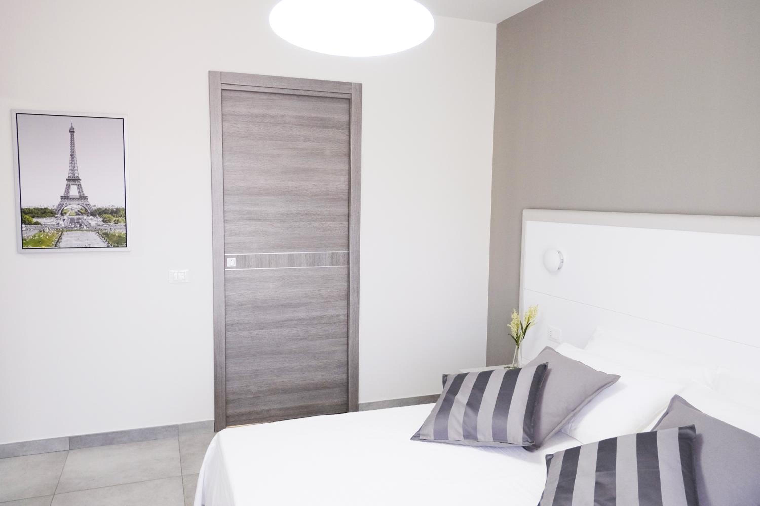 Double Room - Photo 7