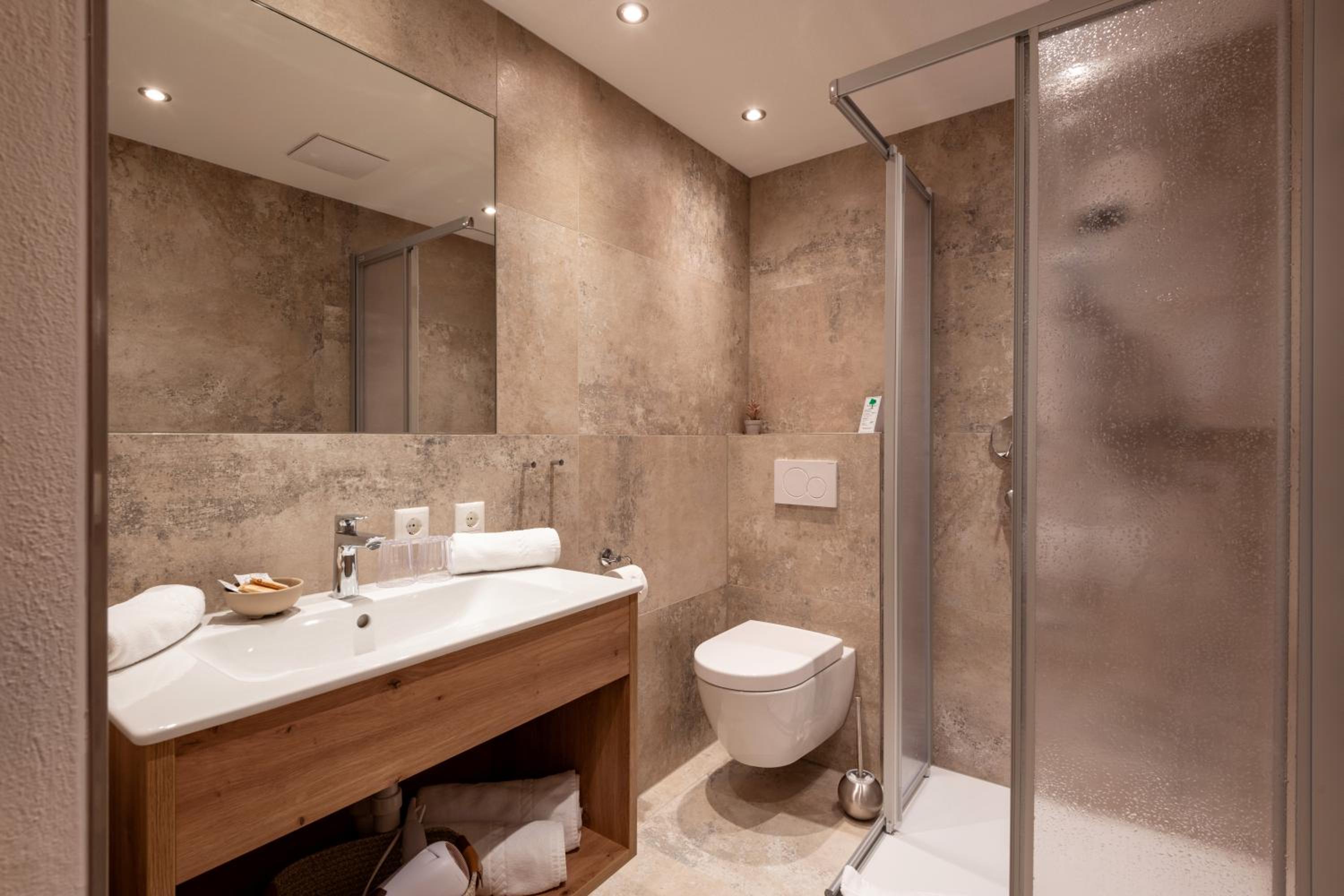 Deluxe Double or Twin Room - Photo 2