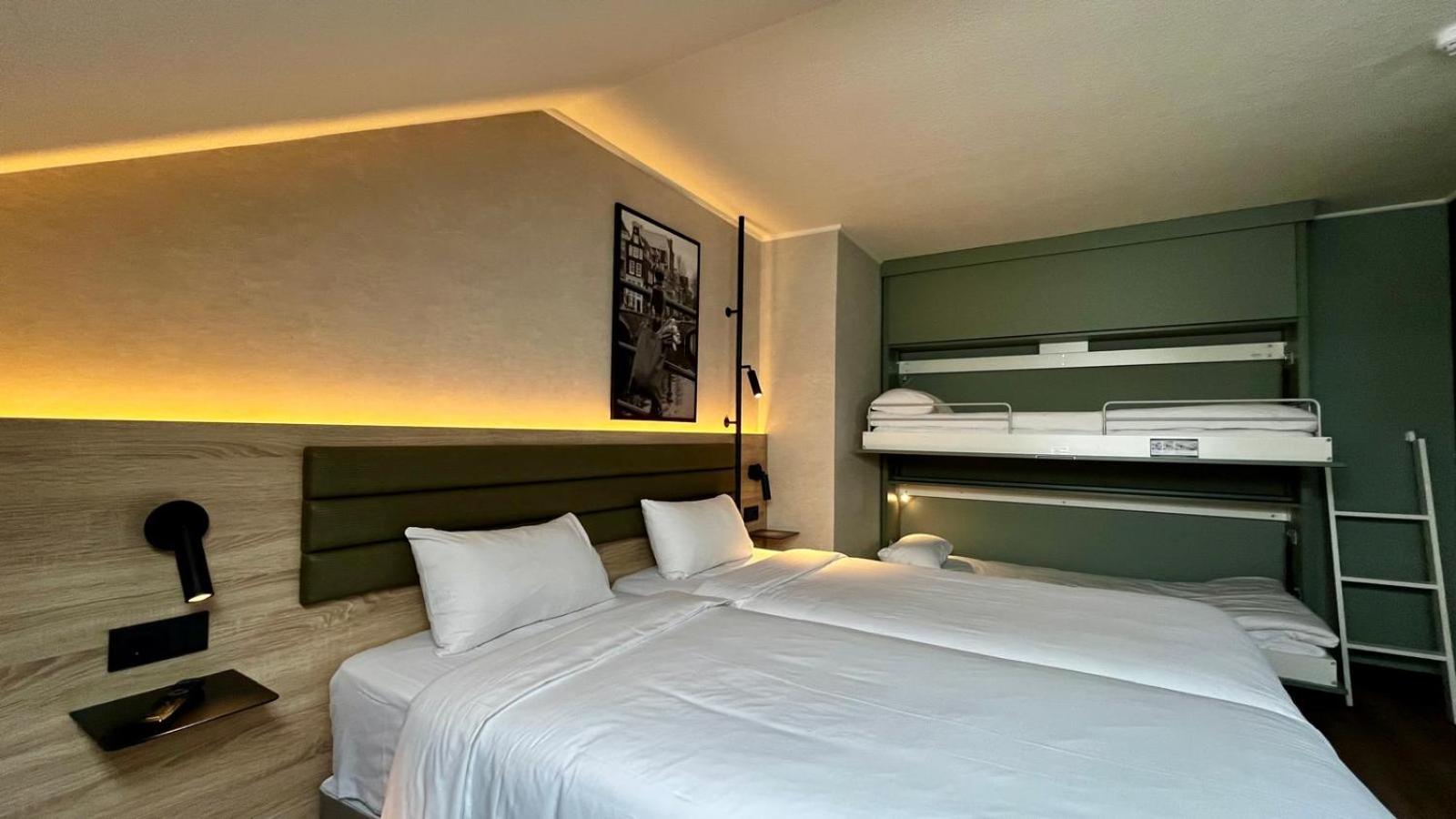 Standard Room - 1 Queen Bed 2 Bunk Beds - Photo 4