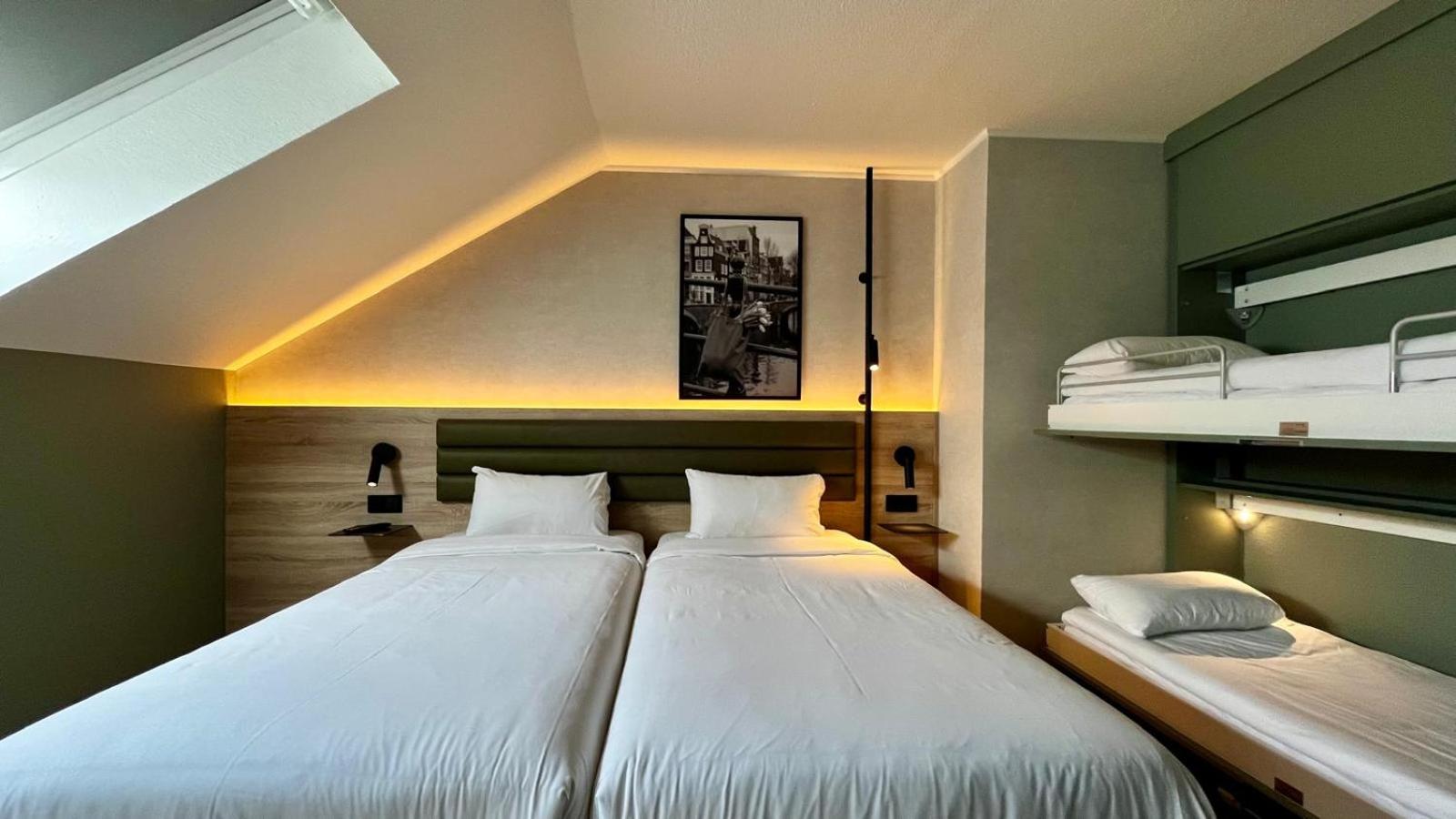 Standard Room - 1 Queen Bed 2 Bunk Beds - Photo 2