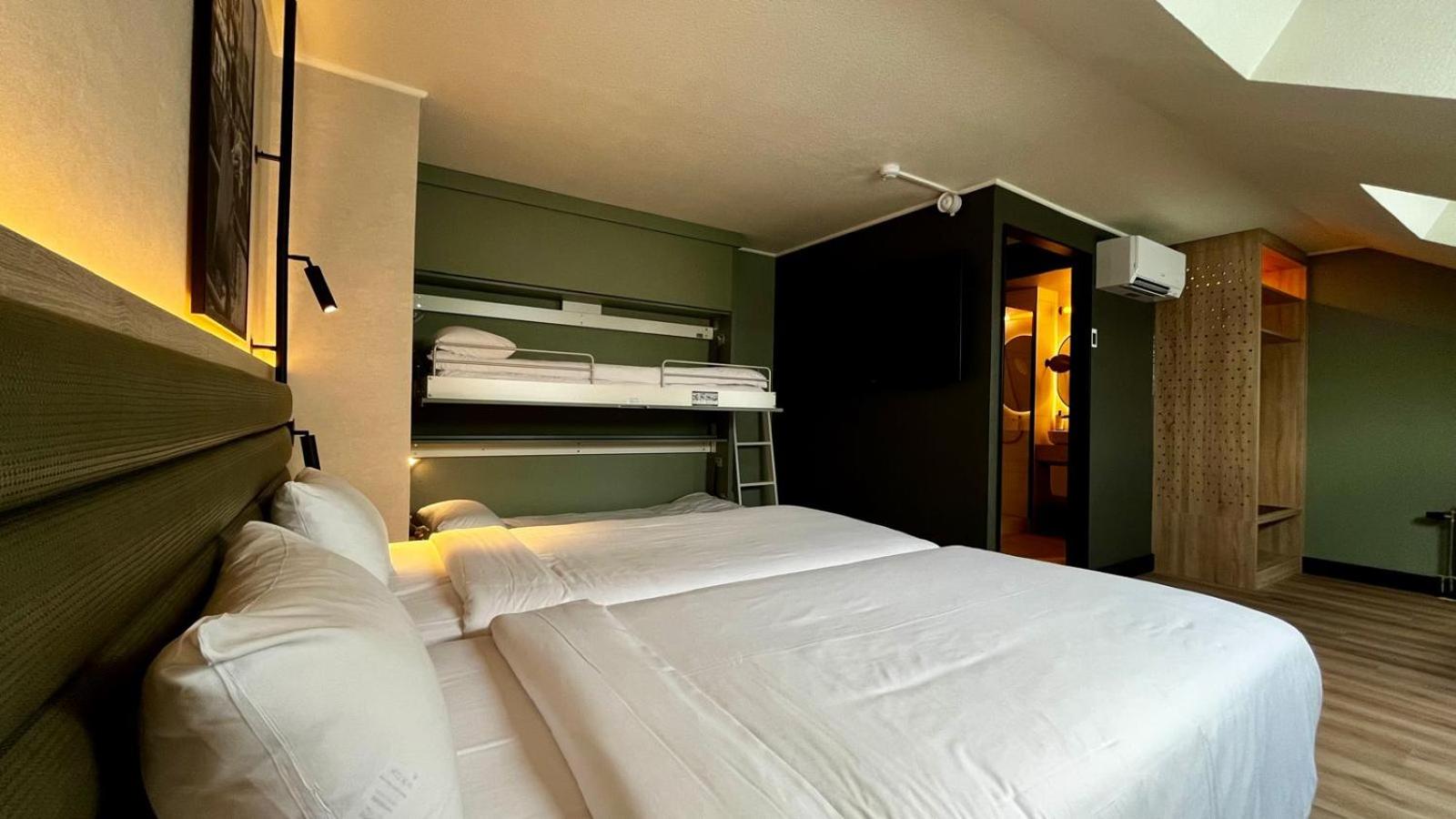 Standard Room - 1 Queen Bed 2 Bunk Beds - Photo 3