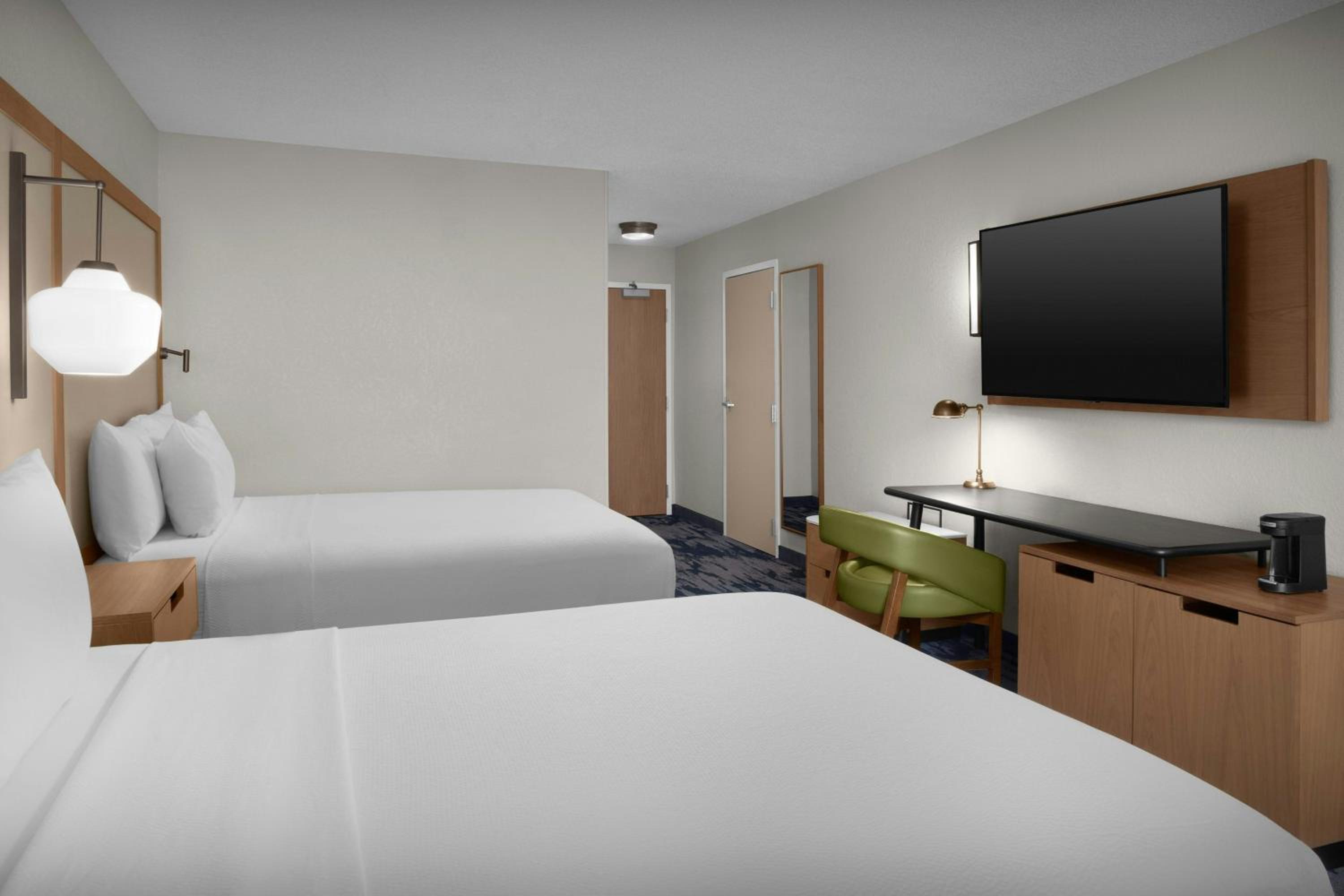 Queen Room with Two Queen Beds and Roll-In Shower - Mobility Access/Hearing Accessible - Photo 3
