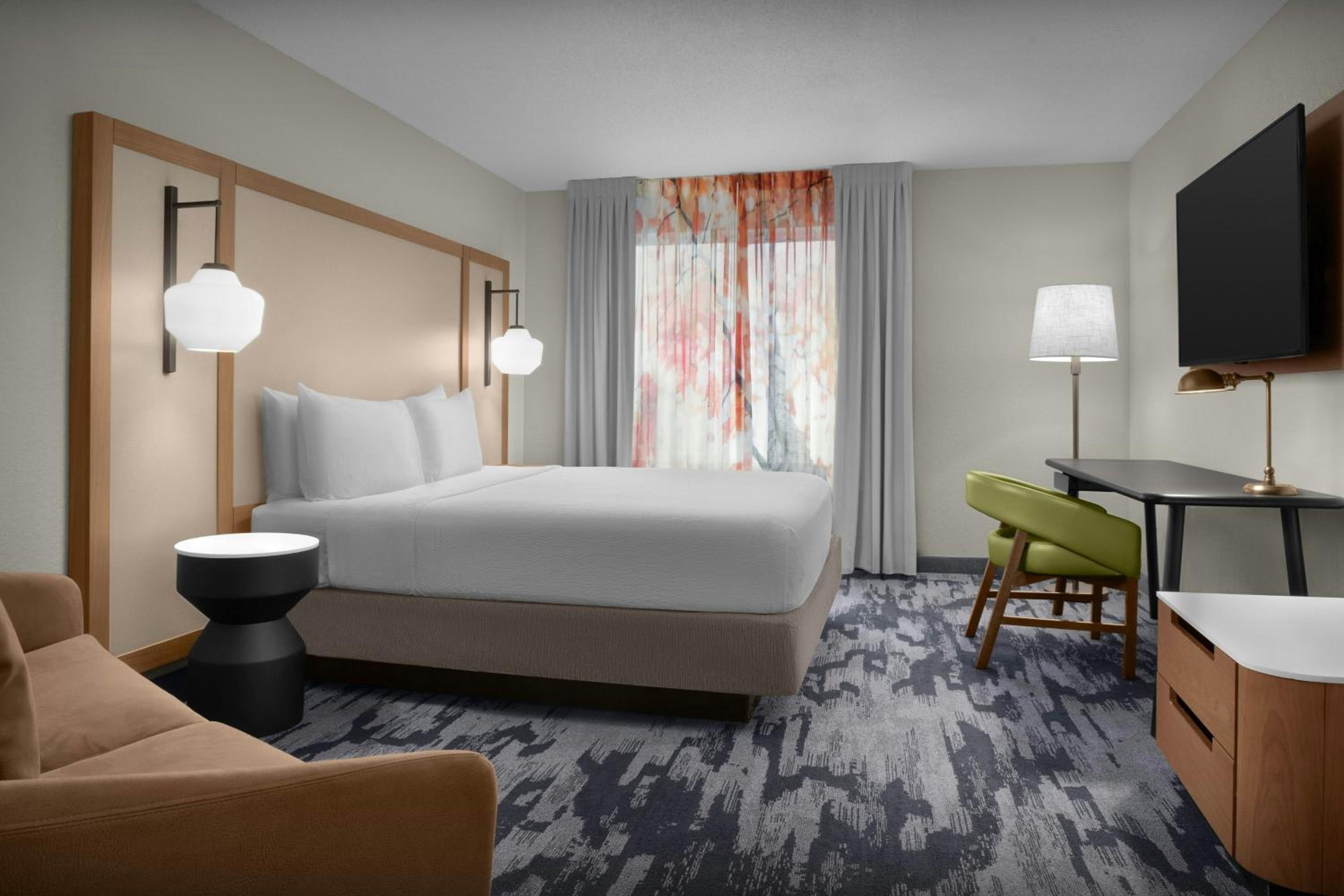 King Room with Sofa Bed and Adapted Tub - Mobility and Hearing Accessible - Photo 2