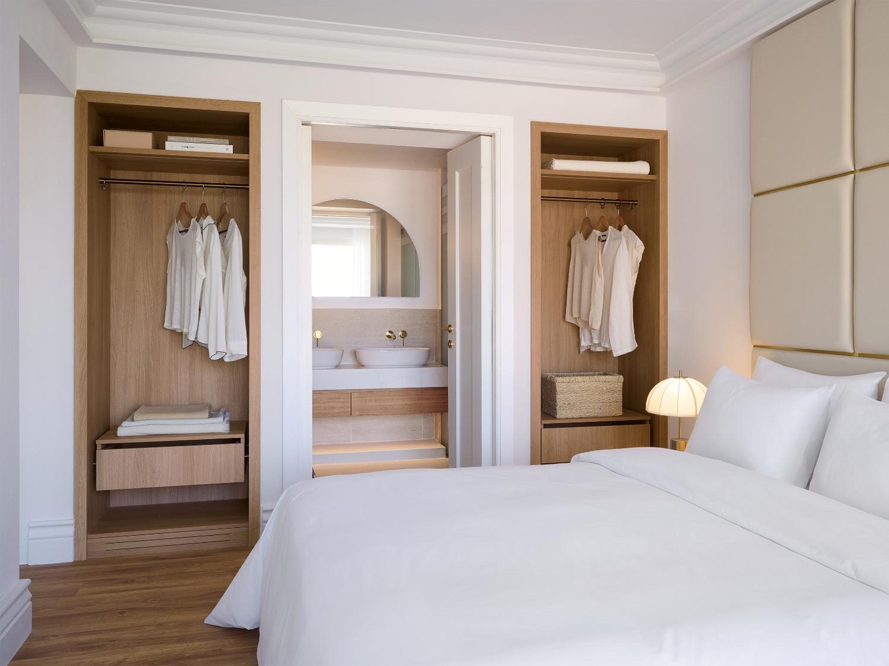 2 Bedroom Luxury Suite with Garden - Photo 3