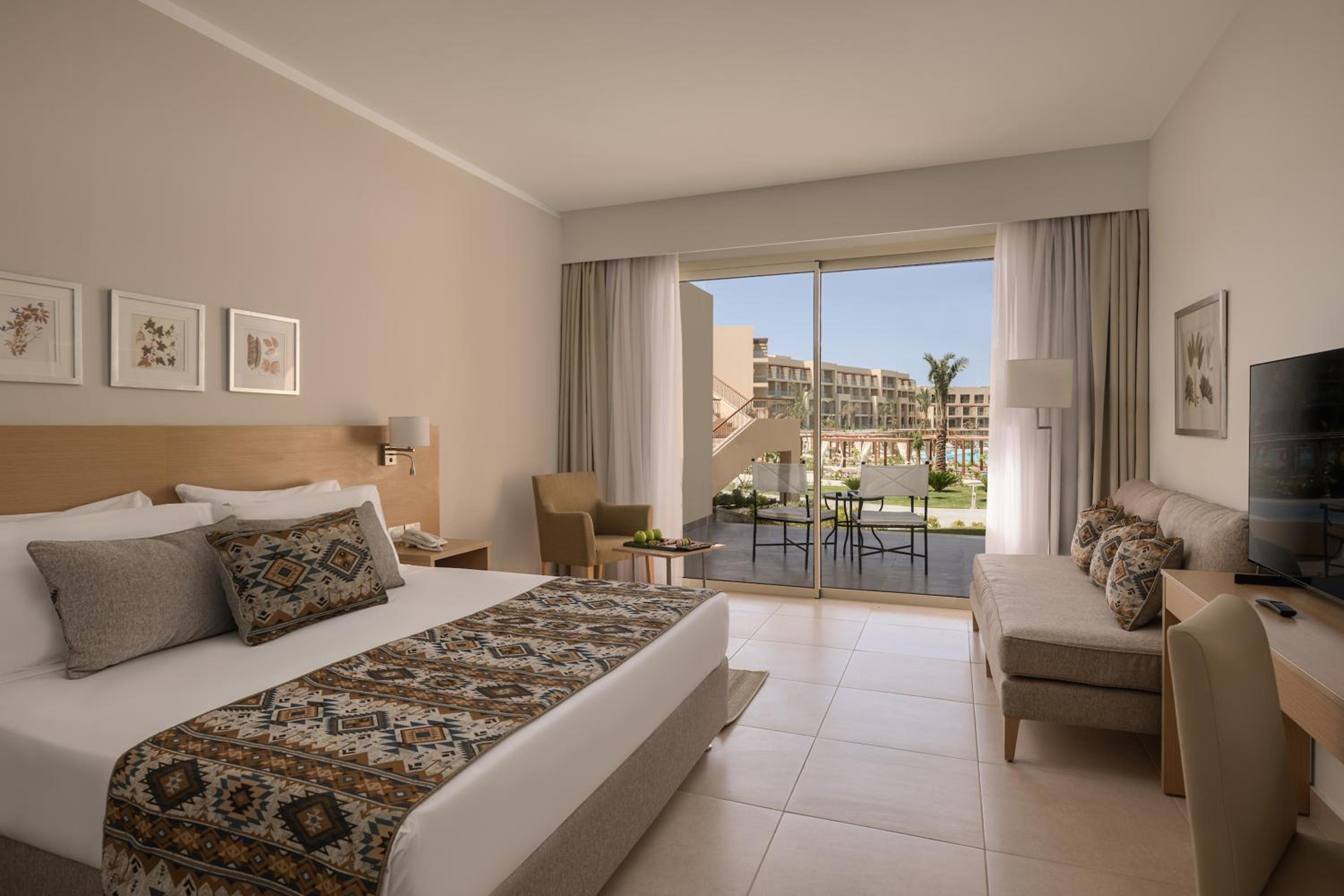 Superior, Queen Bed, Garden View