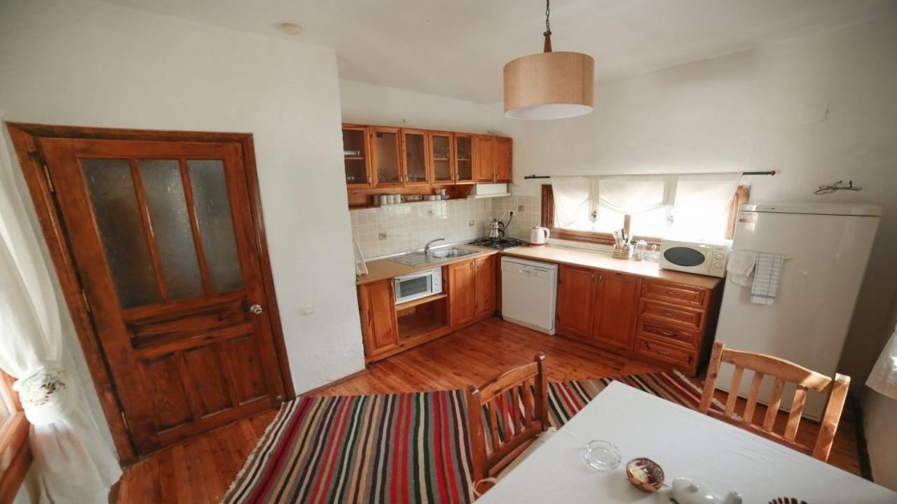 Five-Bedroom House photo 1