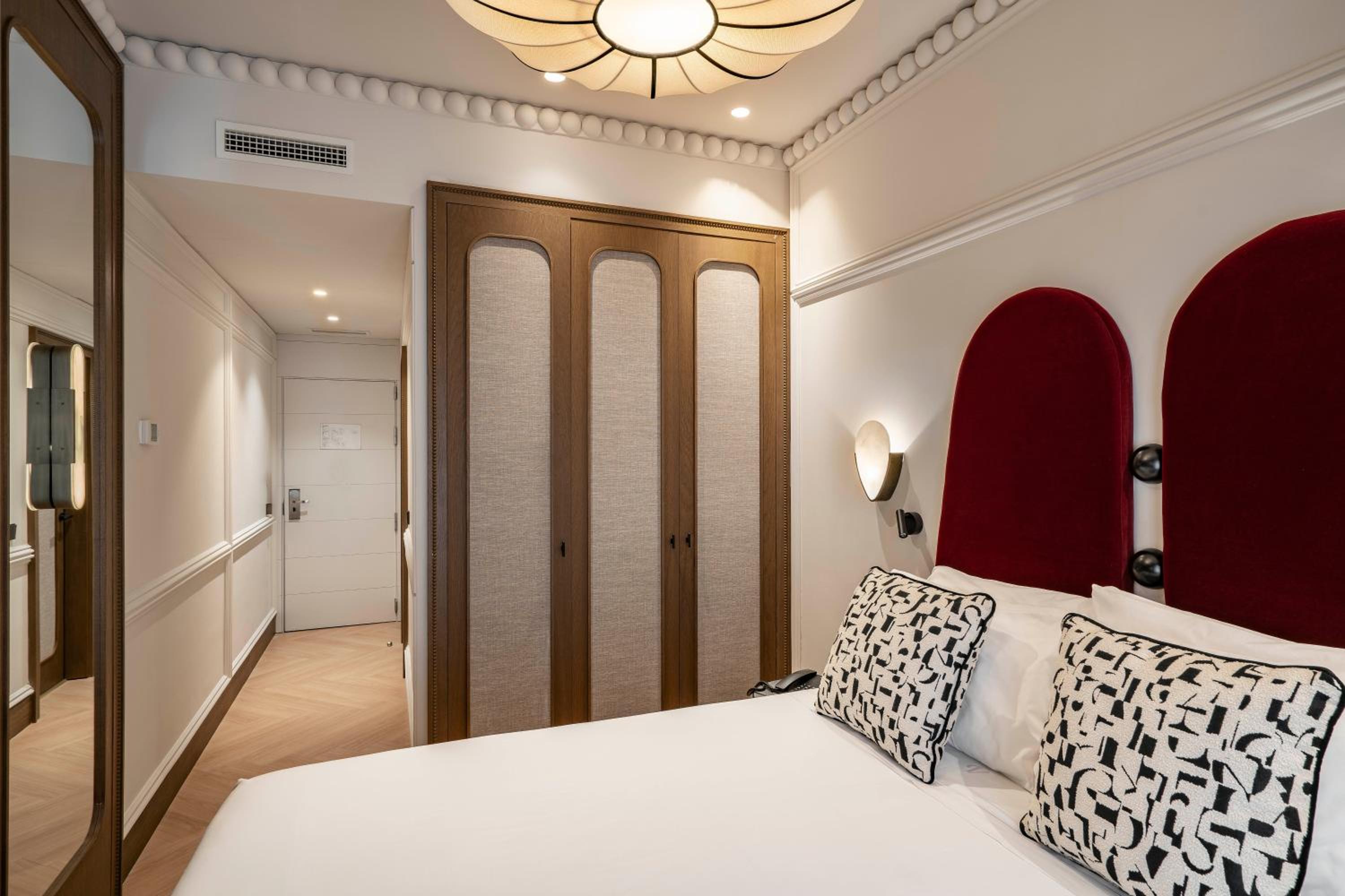 Superior Double Room thumbnail 6