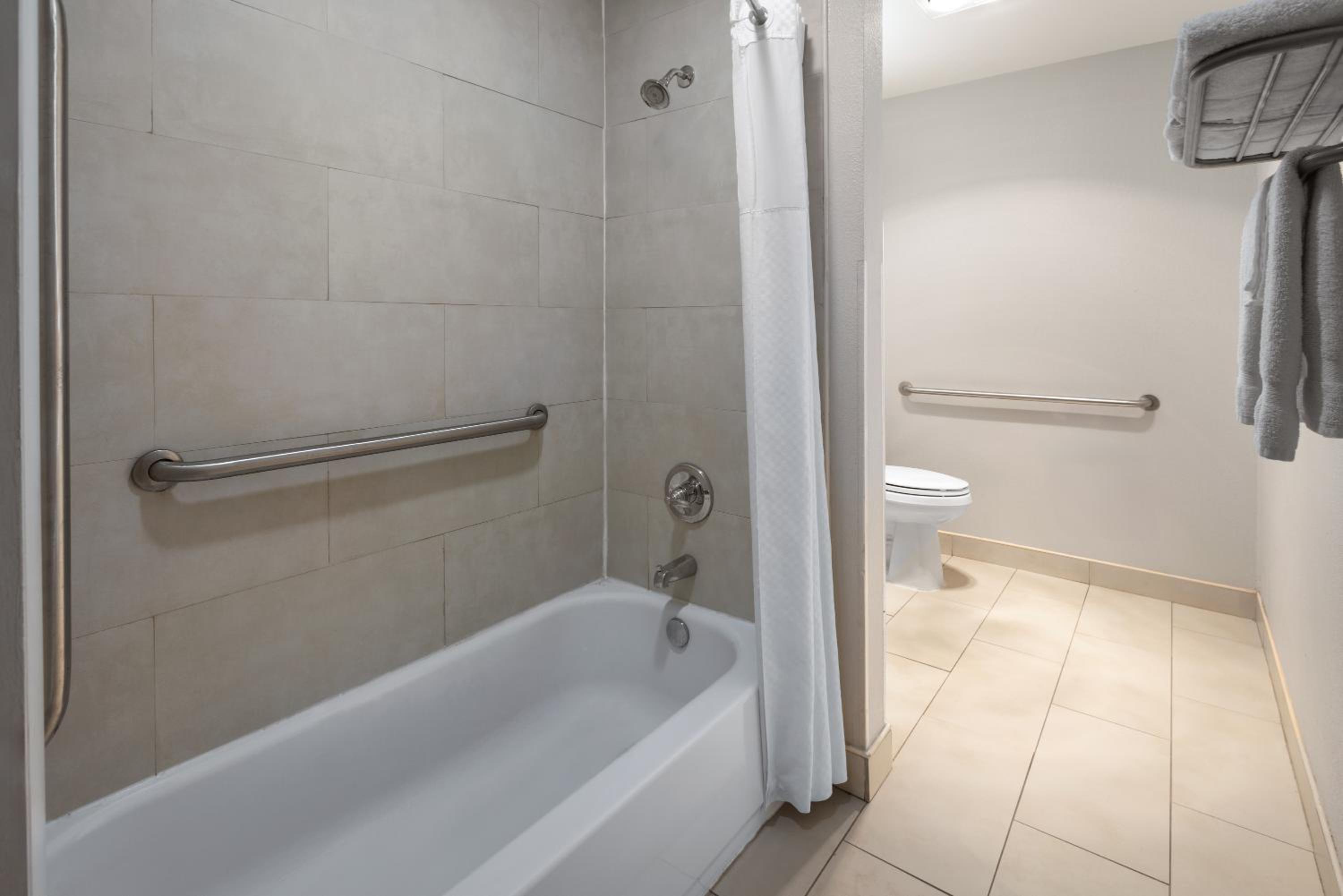 Queen Room with Bath Tub - Mobility Accessible/Non-Smoking - Photo 8