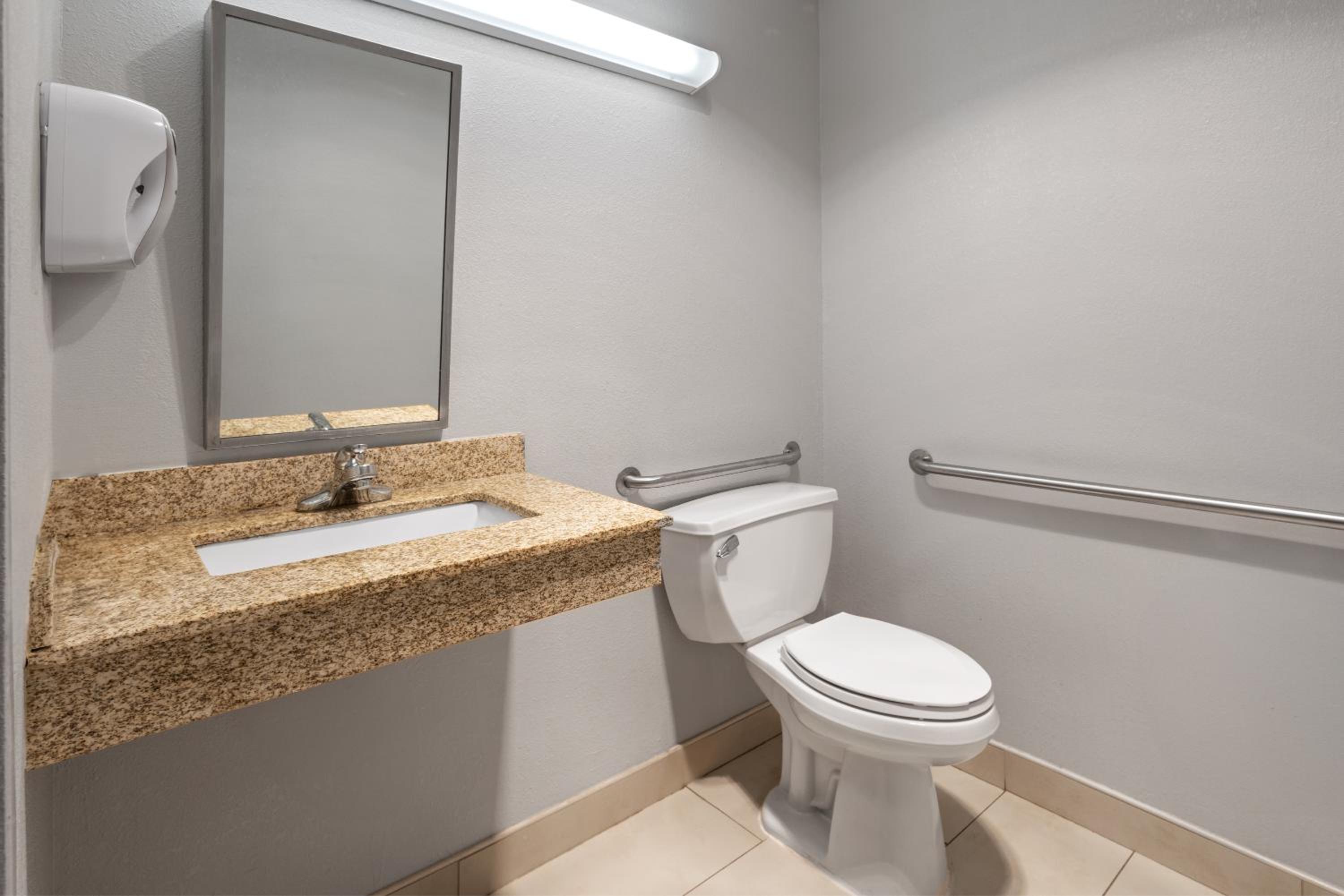 Queen Room with Bath Tub - Mobility Accessible/Non-Smoking - Photo 7
