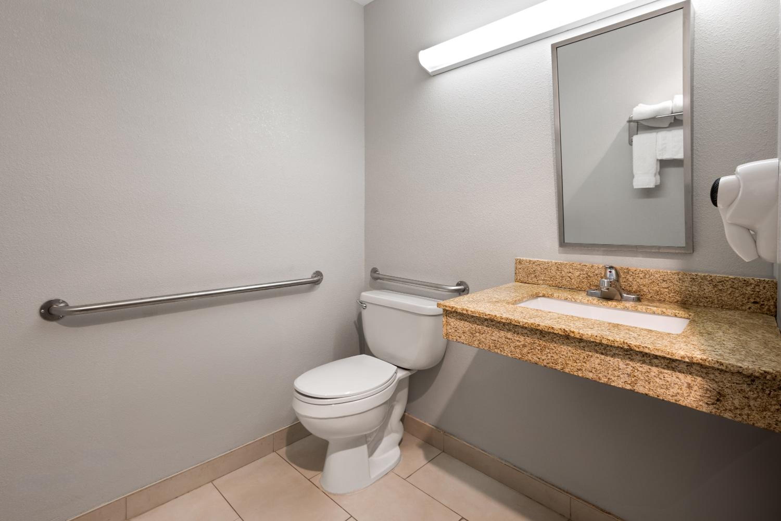 Queen Room with Roll-In Shower - Mobility/Hearing Accessible - Non-Smoking - Photo 7