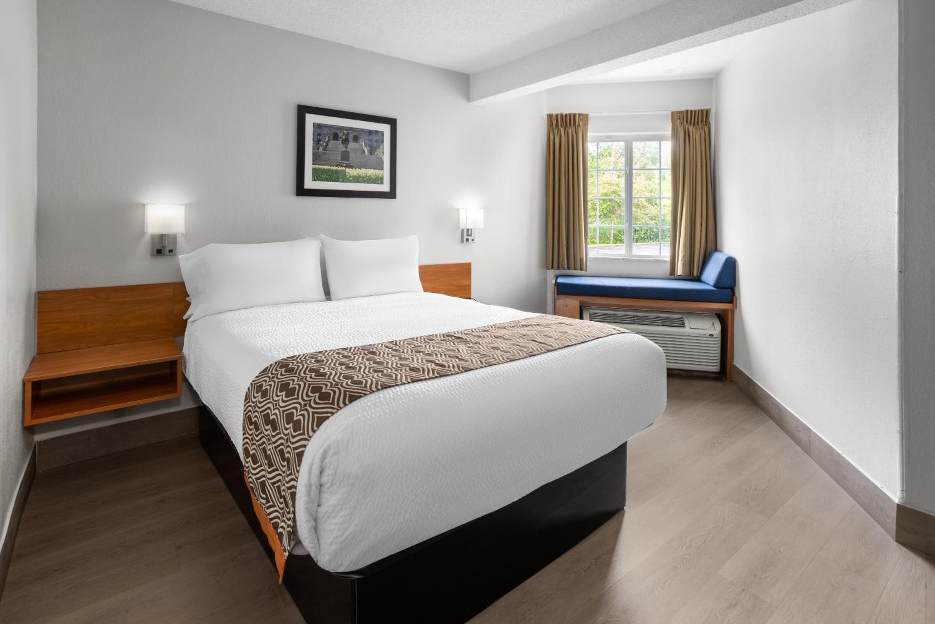 Queen Room with Bath Tub - Mobility Accessible/Non-Smoking - Photo 5