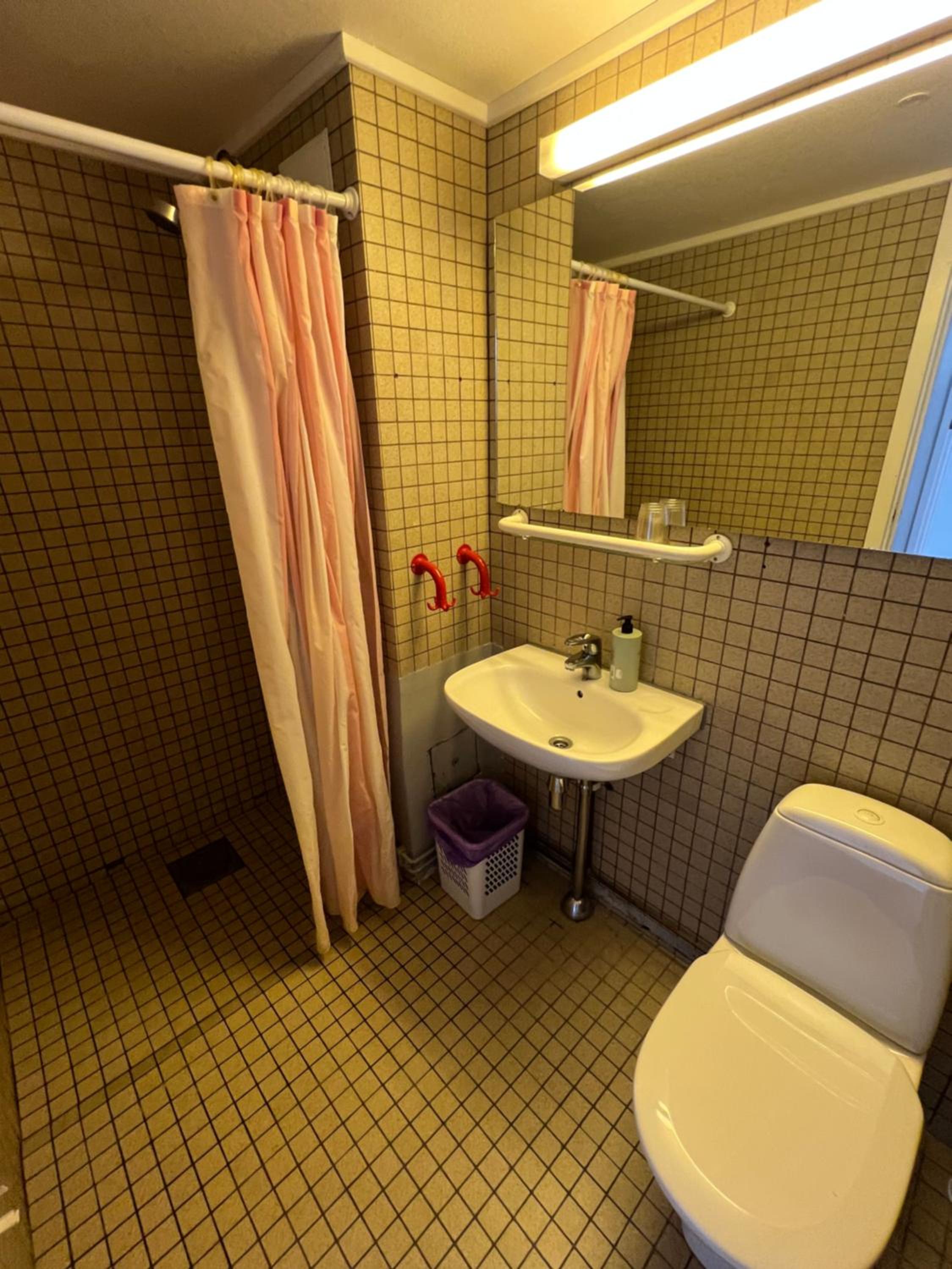 Family Room with Private Bathroom - Photo 2