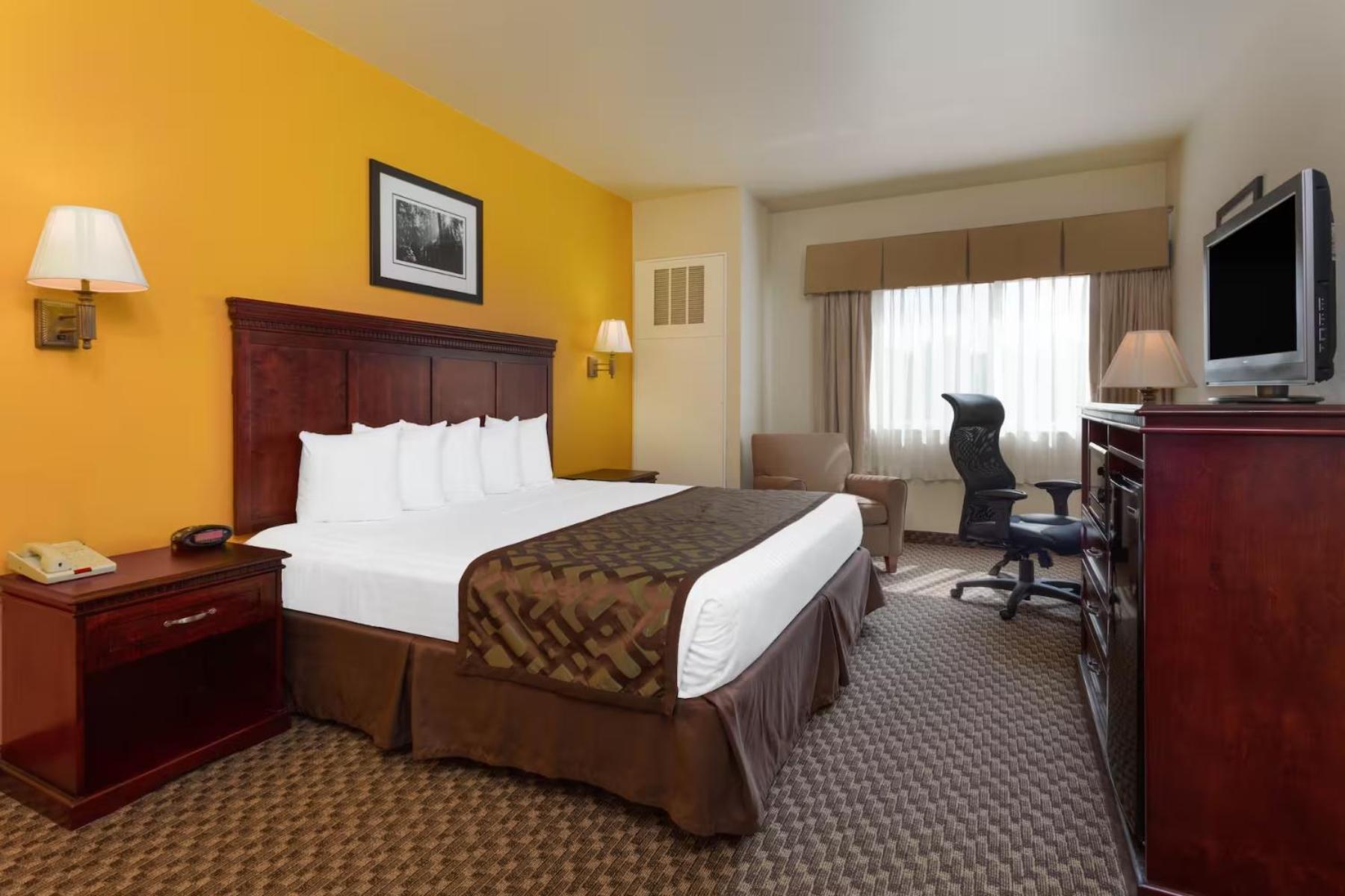 King Suite - Non-Smoking - Photo 1