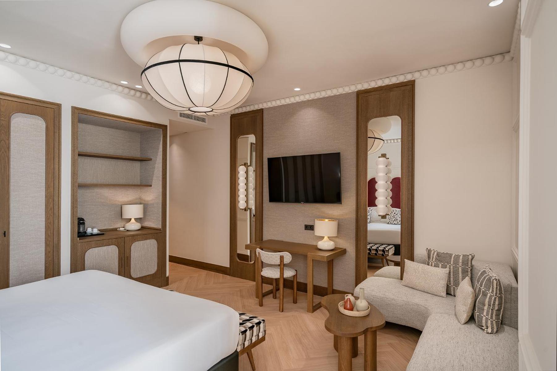 Grand Deluxe Double Room thumbnail 6
